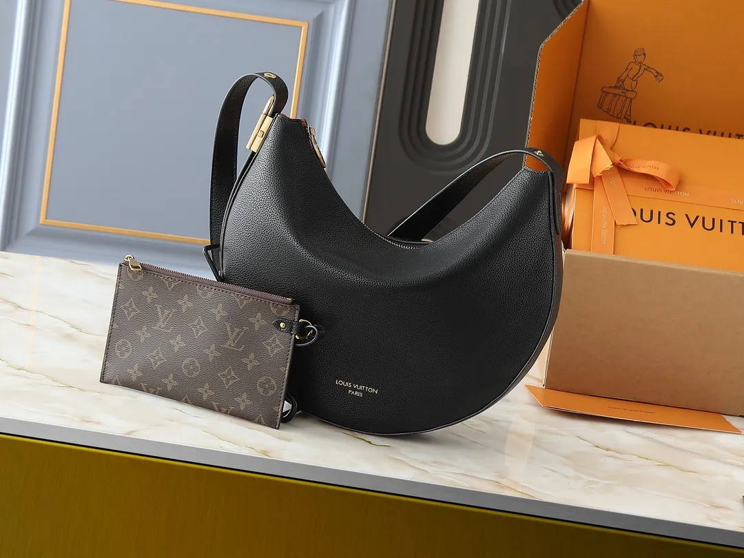 💰280💰Upgraded from the original M14417 M14642 M14635 Louis Vuitton launches the Low Key Cookie medium handbag, highlighting the brand's heritage and exquisite craftsmanship with its elegant design. The soft cow leather will develop a unique color over time, and the distressed metal padlock and removable Monogram storage bag are rich details, allowing you to switch to multiple carrying methods at will. Dimensions: 32.0 x 26.0 x 5.0 cm (length x height x width)