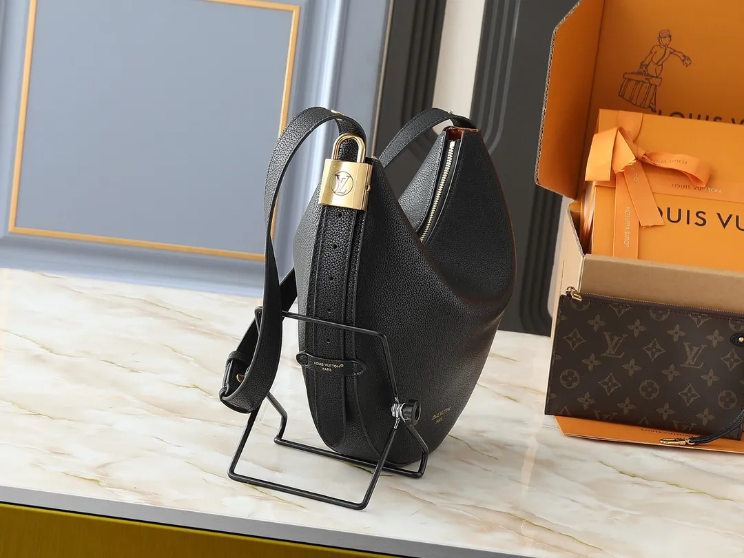 💰280💰Upgraded from the original M14417 M14642 M14635 Louis Vuitton launches the Low Key Cookie medium handbag, highlighting the brand's heritage and exquisite craftsmanship with its elegant design. The soft cow leather will develop a unique color over time, and the distressed metal padlock and removable Monogram storage bag are rich details, allowing you to switch to multiple carrying methods at will. Dimensions: 32.0 x 26.0 x 5.0 cm (length x height x width)