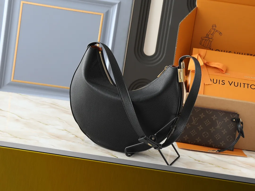 💰280💰Upgraded from the original M14417 M14642 M14635 Louis Vuitton launches the Low Key Cookie medium handbag, highlighting the brand's heritage and exquisite craftsmanship with its elegant design. The soft cow leather will develop a unique color over time, and the distressed metal padlock and removable Monogram storage bag are rich details, allowing you to switch to multiple carrying methods at will. Dimensions: 32.0 x 26.0 x 5.0 cm (length x height x width)