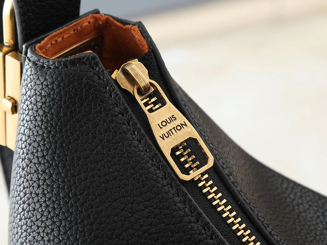 💰280💰Upgraded from the original M14417 M14642 M14635 Louis Vuitton launches the Low Key Cookie medium handbag, highlighting the brand's heritage and exquisite craftsmanship with its elegant design. The soft cow leather will develop a unique color over time, and the distressed metal padlock and removable Monogram storage bag are rich details, allowing you to switch to multiple carrying methods at will. Dimensions: 32.0 x 26.0 x 5.0 cm (length x height x width)