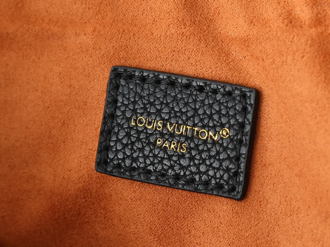 💰280💰Upgraded from the original M14417 M14642 M14635 Louis Vuitton launches the Low Key Cookie medium handbag, highlighting the brand's heritage and exquisite craftsmanship with its elegant design. The soft cow leather will develop a unique color over time, and the distressed metal padlock and removable Monogram storage bag are rich details, allowing you to switch to multiple carrying methods at will. Dimensions: 32.0 x 26.0 x 5.0 cm (length x height x width)