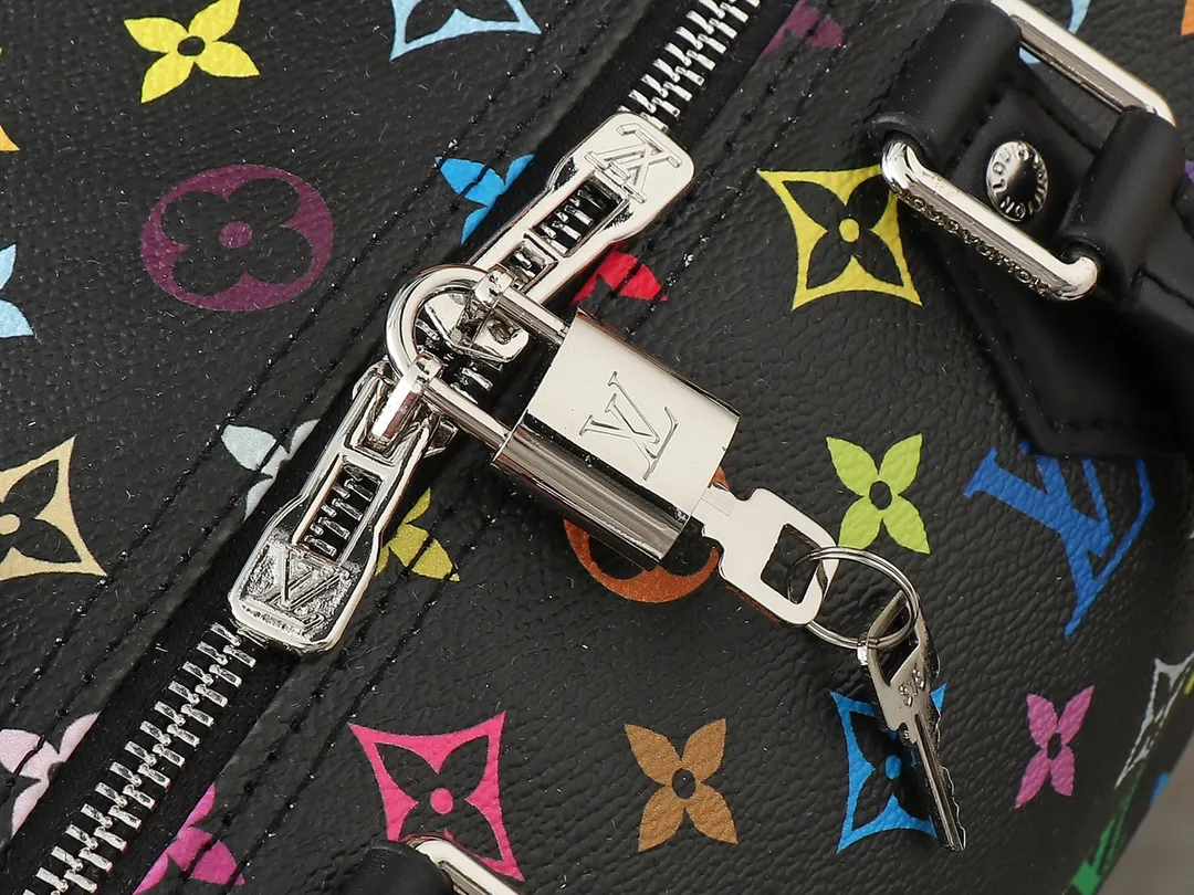💰300💰Upgraded original version M13805 M13257 M40391 lv Murakami Takashi co-branded NANOSPEEDY handbag This Nano Speedy handbag combines Monogram canvas and cow leather trim printing, with 33 colorful colors to interpret white tricolor and black tricolor. It has been launched in twelve sections and is very popular around the world and is loved by celebrities and celebrities. 30.0 x 21.0 x 17.0 cm