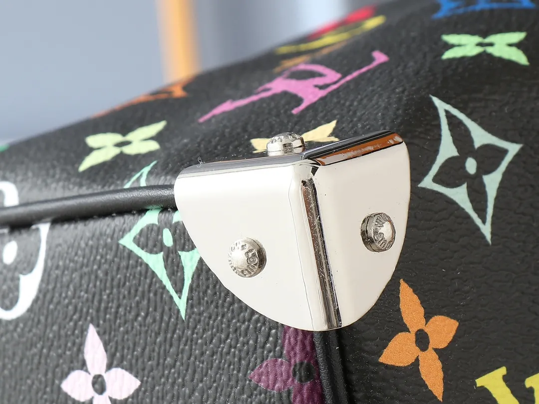 💰300💰Upgraded original version M13805 M13257 M40391 lv Murakami Takashi co-branded NANOSPEEDY handbag This Nano Speedy handbag combines Monogram canvas and cow leather trim printing, with 33 colorful colors to interpret white tricolor and black tricolor. It has been launched in twelve sections and is very popular around the world and is loved by celebrities and celebrities. 30.0 x 21.0 x 17.0 cm