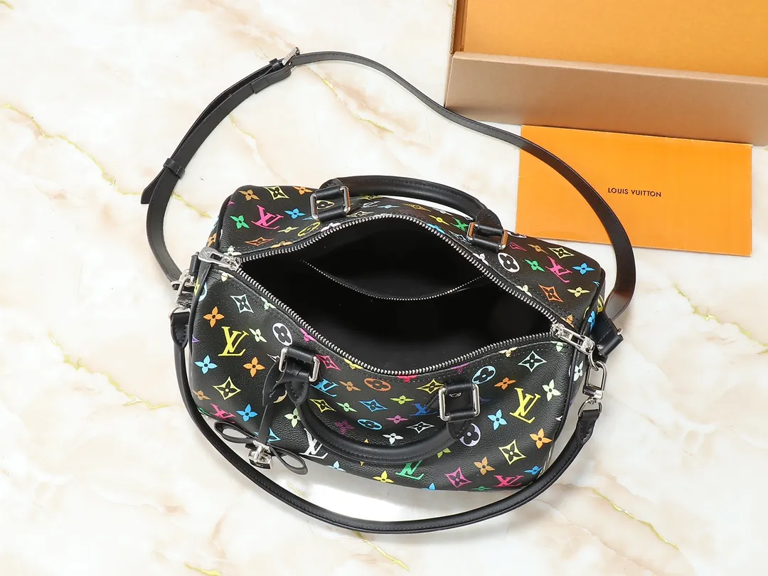 💰300💰Upgraded original version M13805 M13257 M40391 lv Murakami Takashi co-branded NANOSPEEDY handbag This Nano Speedy handbag combines Monogram canvas and cow leather trim printing, with 33 colorful colors to interpret white tricolor and black tricolor. It has been launched in twelve sections and is very popular around the world and is loved by celebrities and celebrities. 30.0 x 21.0 x 17.0 cm