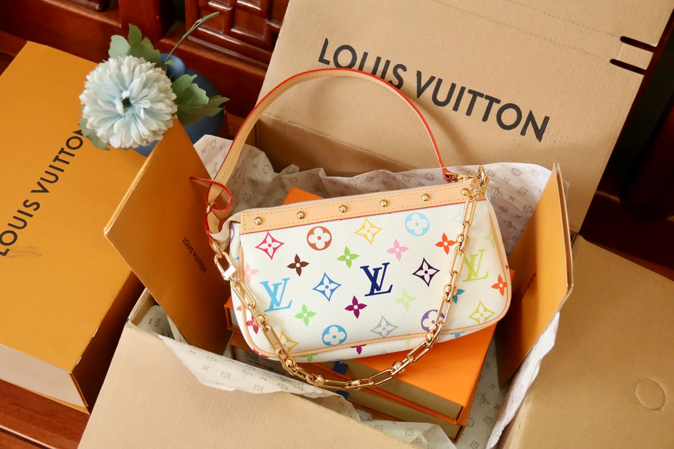 The top original P720 M13404 white Pochette Accessoires handbag is made of coated canvas and uses colorful Monogram patterns to interpret the smart style of the Louis Vuitton x Murakami cross-border collaboration series. Calf leather trim and dazzling hardware add to the sophisticated details, while the detachable shoulder strap and chain allow for flexible carry. 13 x 4 x 22 cm (height x width x length)