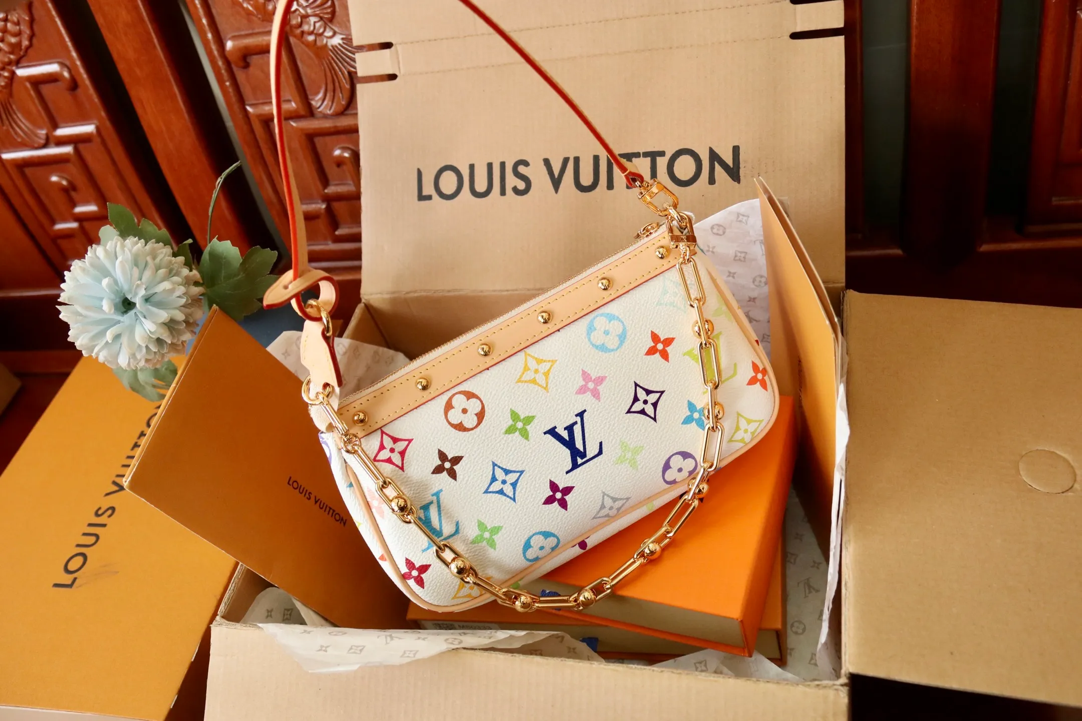 The top original P720 M13404 white Pochette Accessoires handbag is made of coated canvas and uses colorful Monogram patterns to interpret the smart style of the Louis Vuitton x Murakami cross-border collaboration series. Calf leather trim and dazzling hardware add to the sophisticated details, while the detachable shoulder strap and chain allow for flexible carry. 13 x 4 x 22 cm (height x width x length)