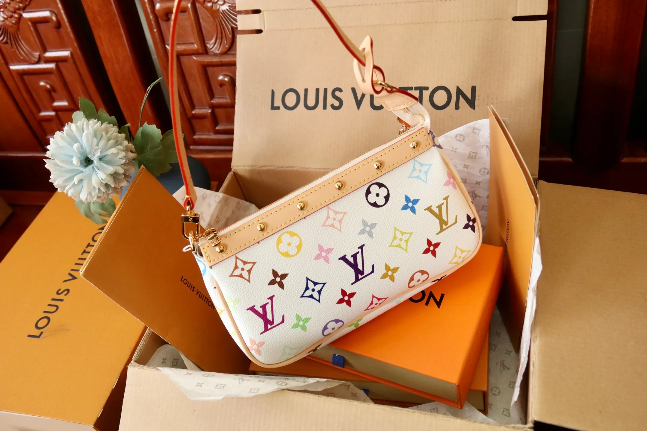 The top original P720 M13404 white Pochette Accessoires handbag is made of coated canvas and uses colorful Monogram patterns to interpret the smart style of the Louis Vuitton x Murakami cross-border collaboration series. Calf leather trim and dazzling hardware add to the sophisticated details, while the detachable shoulder strap and chain allow for flexible carry. 13 x 4 x 22 cm (height x width x length)
