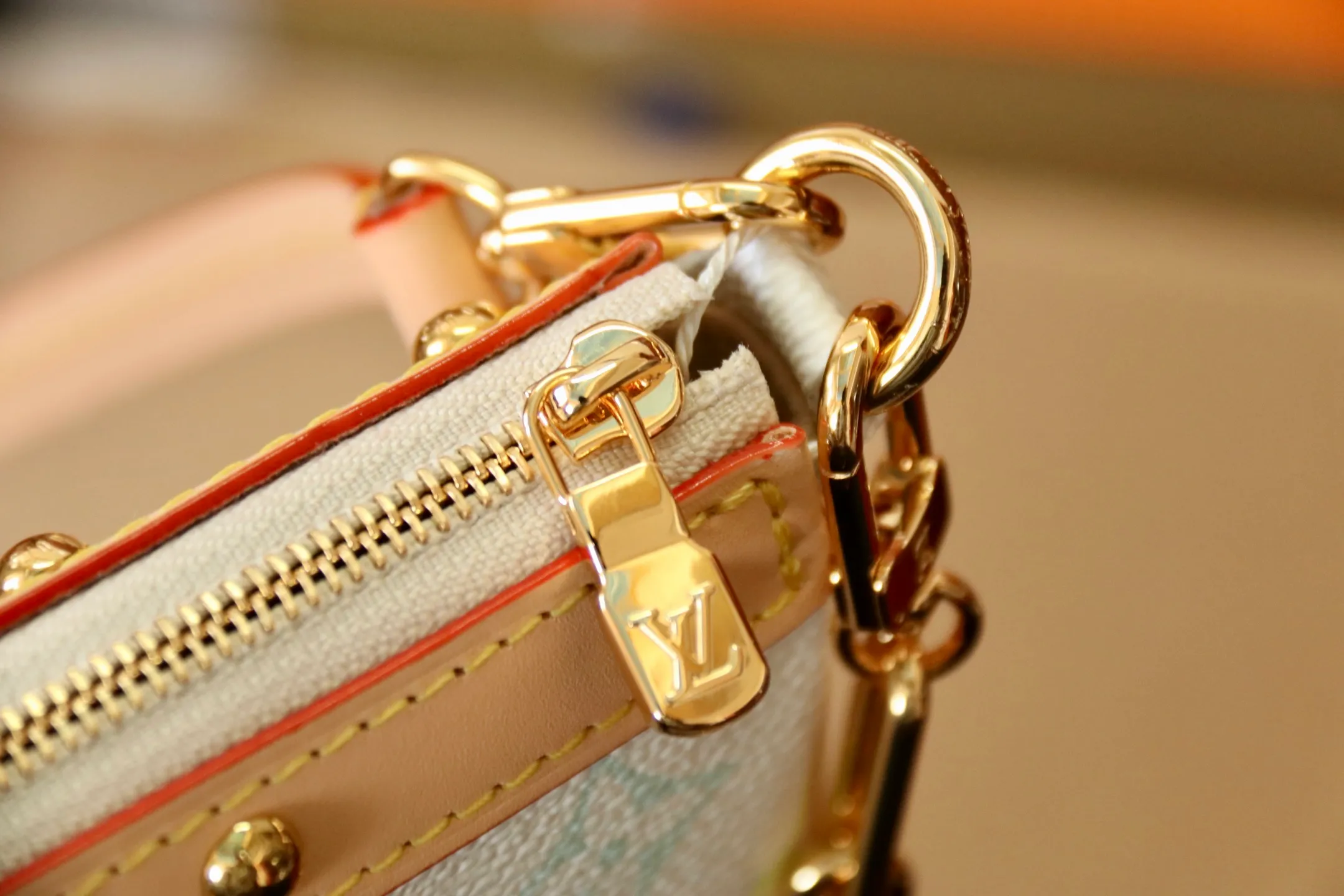 The top original P720 M13404 white Pochette Accessoires handbag is made of coated canvas and uses colorful Monogram patterns to interpret the smart style of the Louis Vuitton x Murakami cross-border collaboration series. Calf leather trim and dazzling hardware add to the sophisticated details, while the detachable shoulder strap and chain allow for flexible carry. 13 x 4 x 22 cm (height x width x length)