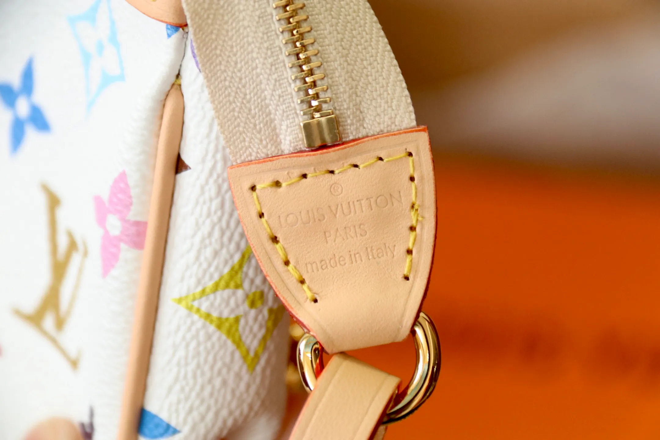 The top original P720 M13404 white Pochette Accessoires handbag is made of coated canvas and uses colorful Monogram patterns to interpret the smart style of the Louis Vuitton x Murakami cross-border collaboration series. Calf leather trim and dazzling hardware add to the sophisticated details, while the detachable shoulder strap and chain allow for flexible carry. 13 x 4 x 22 cm (height x width x length)