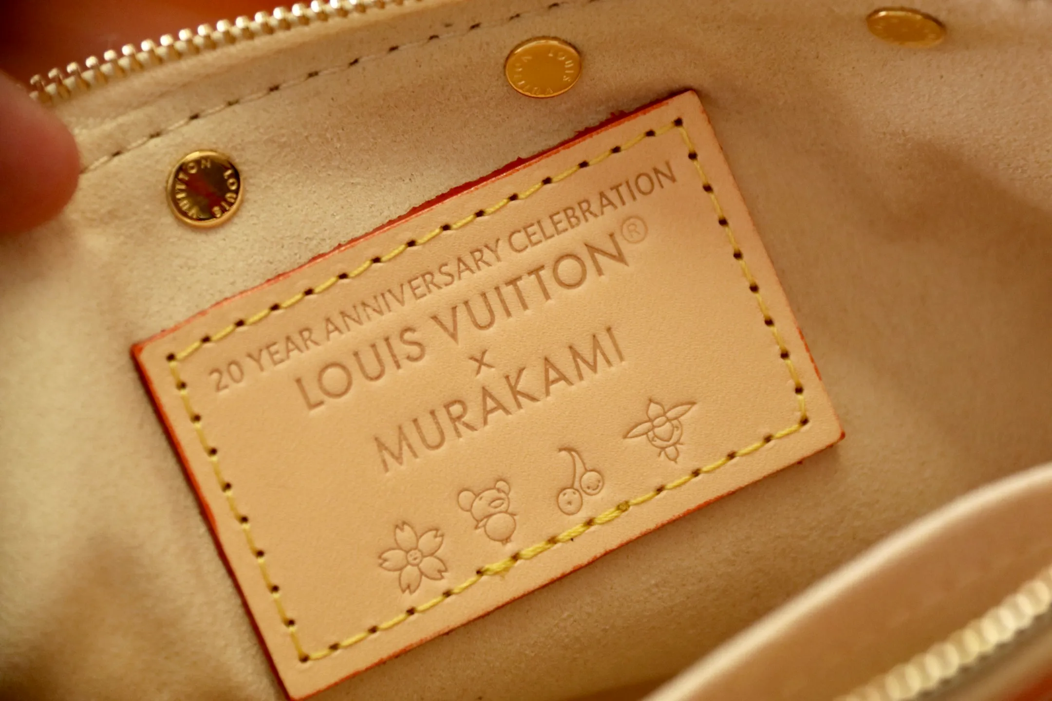 The top original P720 M13404 white Pochette Accessoires handbag is made of coated canvas and uses colorful Monogram patterns to interpret the smart style of the Louis Vuitton x Murakami cross-border collaboration series. Calf leather trim and dazzling hardware add to the sophisticated details, while the detachable shoulder strap and chain allow for flexible carry. 13 x 4 x 22 cm (height x width x length)