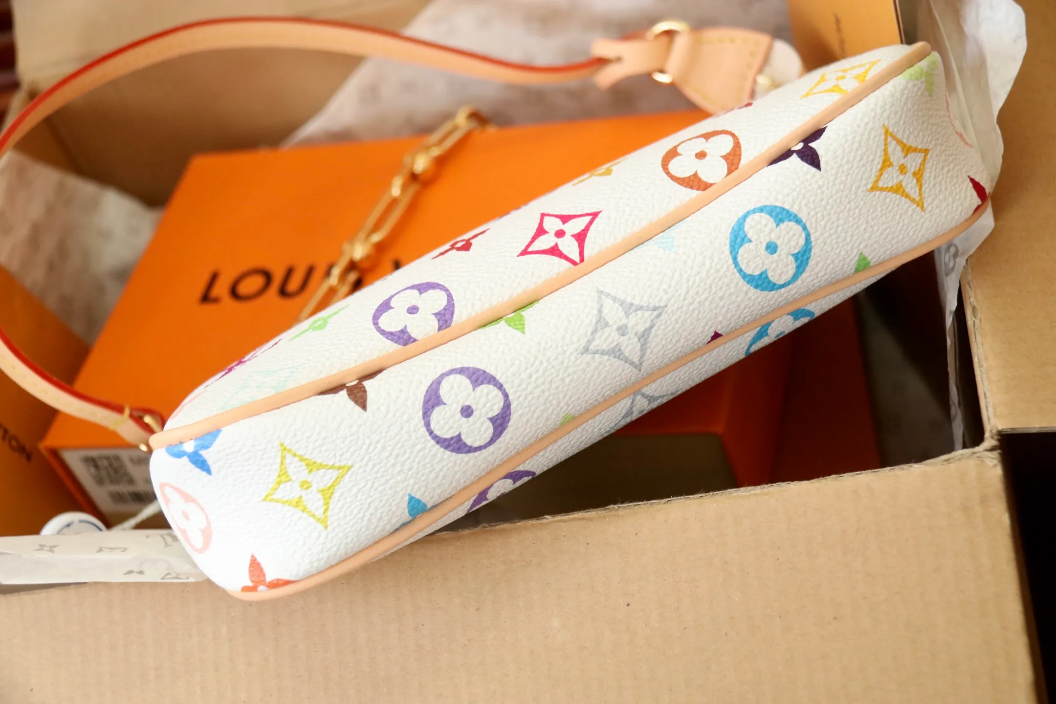 The top original P720 M13404 white Pochette Accessoires handbag is made of coated canvas and uses colorful Monogram patterns to interpret the smart style of the Louis Vuitton x Murakami cross-border collaboration series. Calf leather trim and dazzling hardware add to the sophisticated details, while the detachable shoulder strap and chain allow for flexible carry. 13 x 4 x 22 cm (height x width x length)