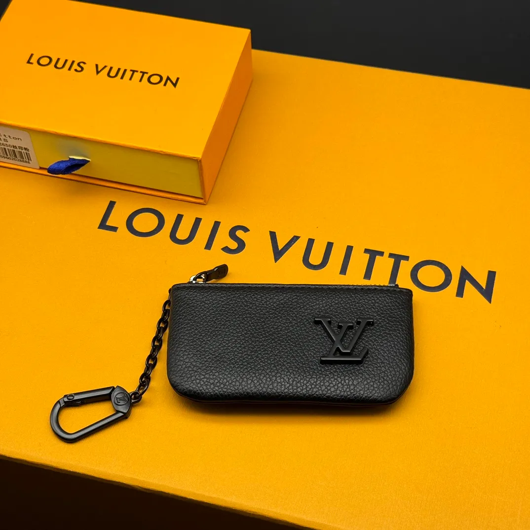 💰110 💎Upgraded original version🇫🇷 Exclusive real shot # This key bag is made of Aerogram leather and has a compact shape. It can store coins, cards and keys. It can also be stored in a pocket or fixed to a large handbag with a chain and hook. Metal LV letters implicitly mark the brand's identity. Model: M81031 M62650 Dimensions: 12 x 7 x 1.5.