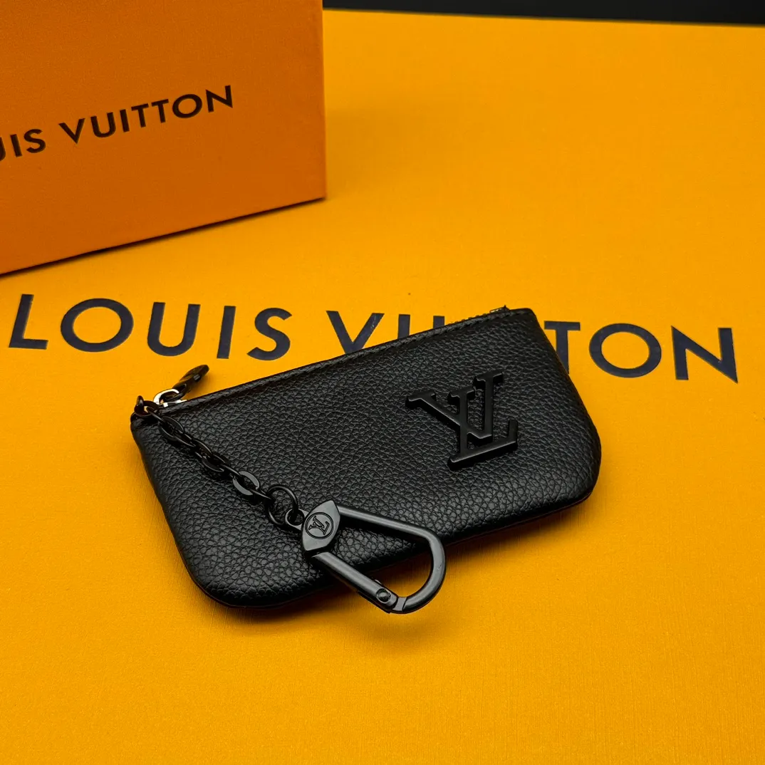 💰110 💎Upgraded original version🇫🇷 Exclusive real shot # This key bag is made of Aerogram leather and has a compact shape. It can store coins, cards and keys. It can also be stored in a pocket or fixed to a large handbag with a chain and hook. Metal LV letters implicitly mark the brand's identity. Model: M81031 M62650 Dimensions: 12 x 7 x 1.5.