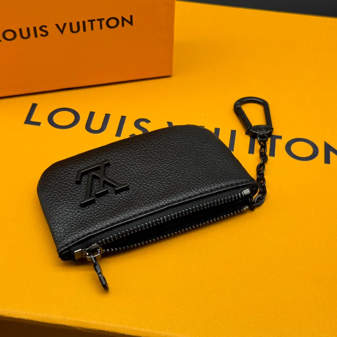 💰110 💎Upgraded original version🇫🇷 Exclusive real shot # This key bag is made of Aerogram leather and has a compact shape. It can store coins, cards and keys. It can also be stored in a pocket or fixed to a large handbag with a chain and hook. Metal LV letters implicitly mark the brand's identity. Model: M81031 M62650 Dimensions: 12 x 7 x 1.5.