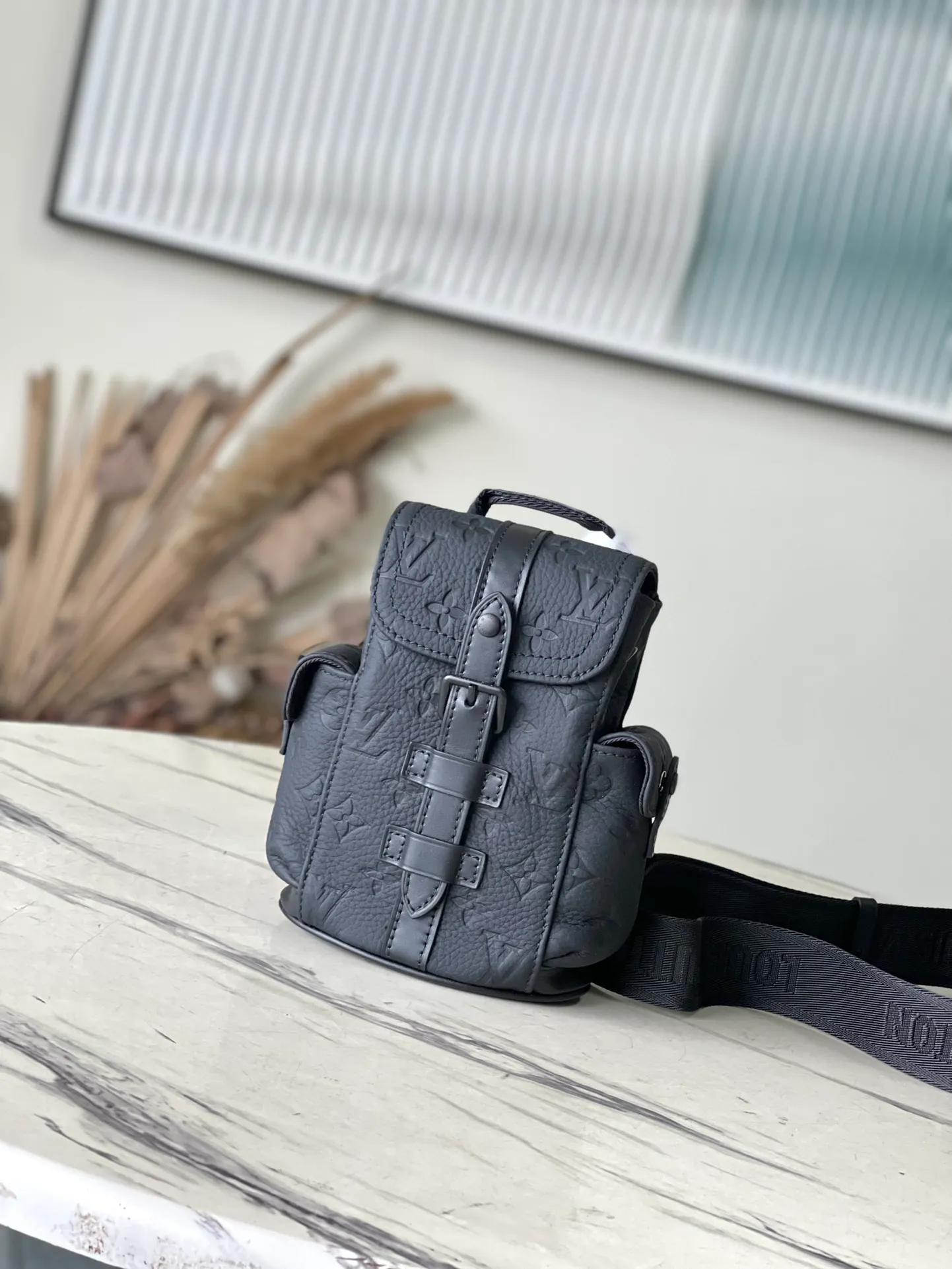 💰940 (first-grain leather) Top-quality original item M83164 This Nano Christopher backpack condenses the classic backpack configuration, making daily small items modern and portable. Soft and durable Tauriton leather is embossed with the iconic Monogram pattern, and exterior pockets and snap buttons complete the functional details. Dimensions: 14 × 19 × 6 cm