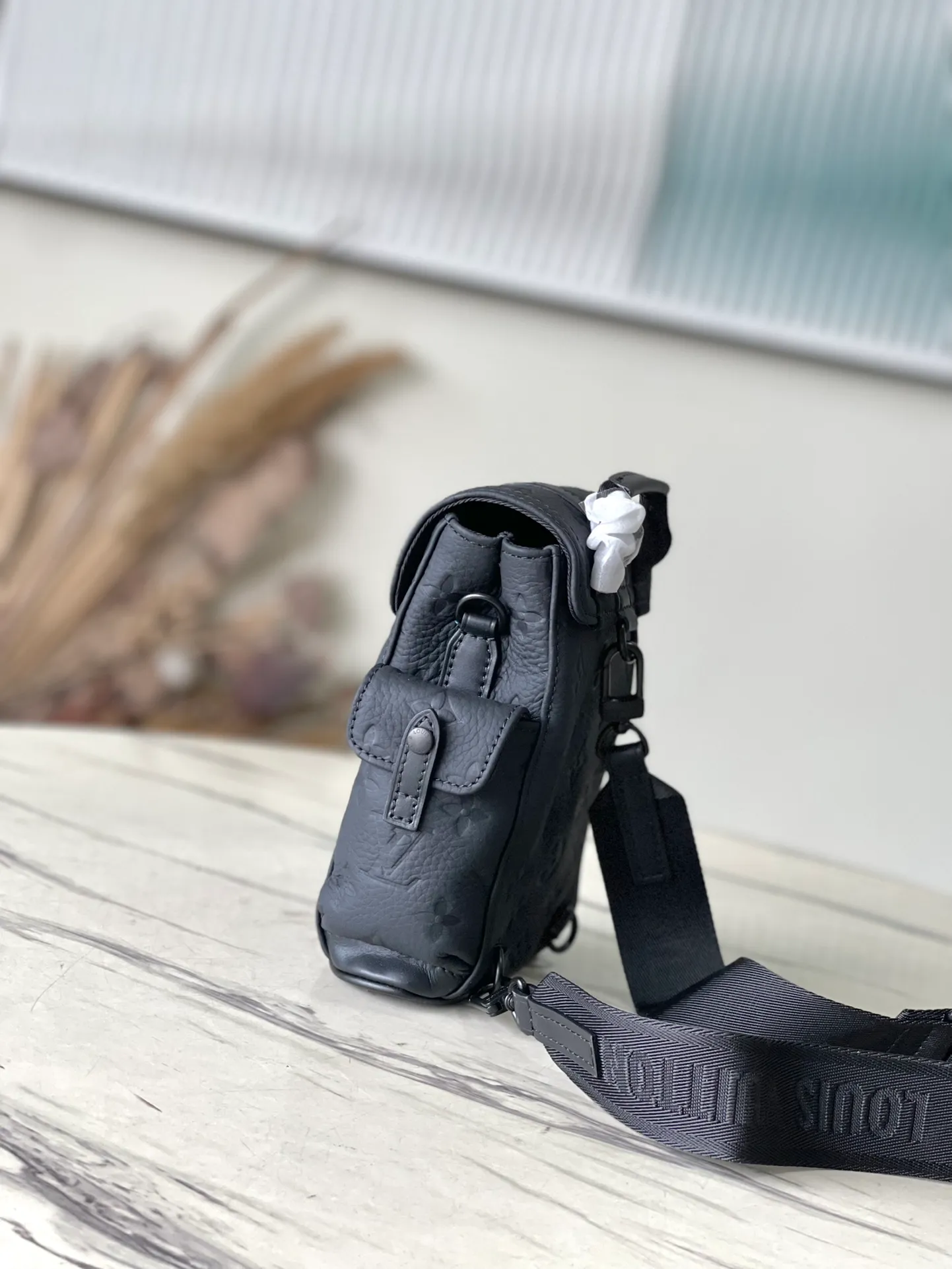💰940 (first-grain leather) Top-quality original item M83164 This Nano Christopher backpack condenses the classic backpack configuration, making daily small items modern and portable. Soft and durable Tauriton leather is embossed with the iconic Monogram pattern, and exterior pockets and snap buttons complete the functional details. Dimensions: 14 × 19 × 6 cm