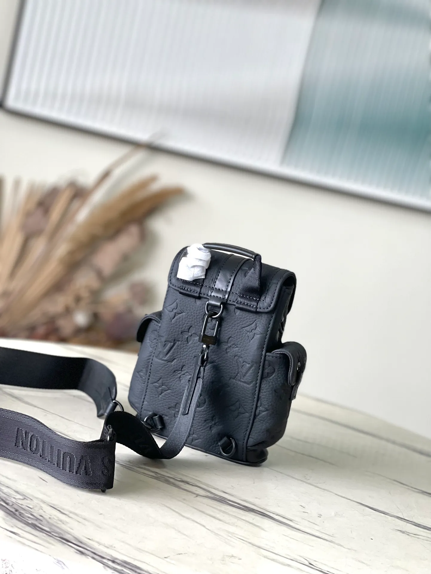 💰940 (first-grain leather) Top-quality original item M83164 This Nano Christopher backpack condenses the classic backpack configuration, making daily small items modern and portable. Soft and durable Tauriton leather is embossed with the iconic Monogram pattern, and exterior pockets and snap buttons complete the functional details. Dimensions: 14 × 19 × 6 cm
