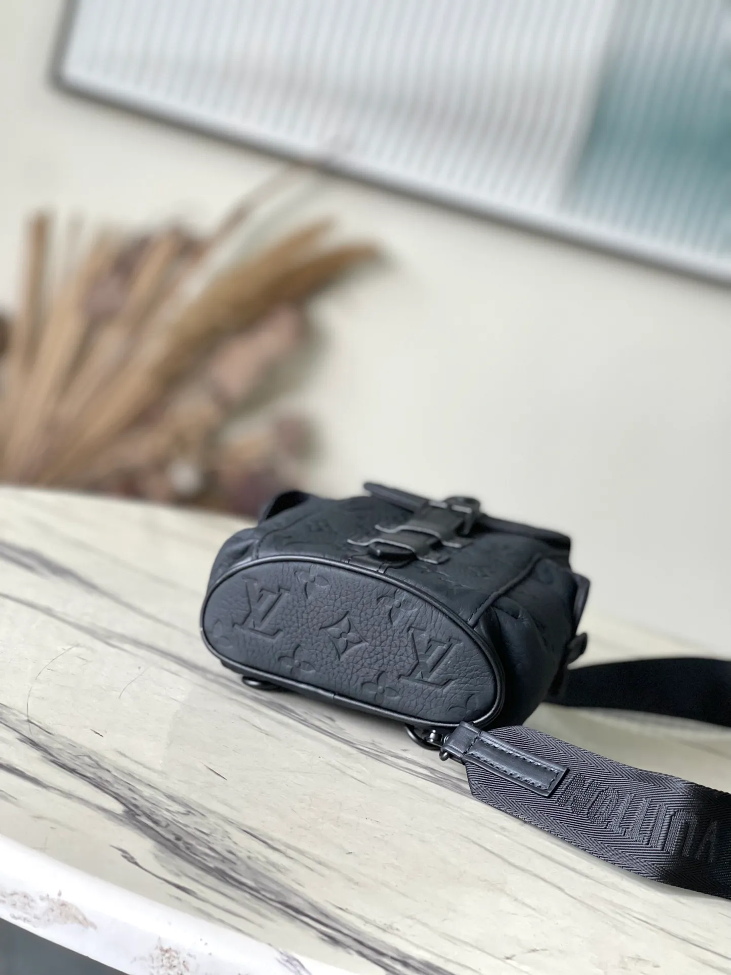💰940 (first-grain leather) Top-quality original item M83164 This Nano Christopher backpack condenses the classic backpack configuration, making daily small items modern and portable. Soft and durable Tauriton leather is embossed with the iconic Monogram pattern, and exterior pockets and snap buttons complete the functional details. Dimensions: 14 × 19 × 6 cm