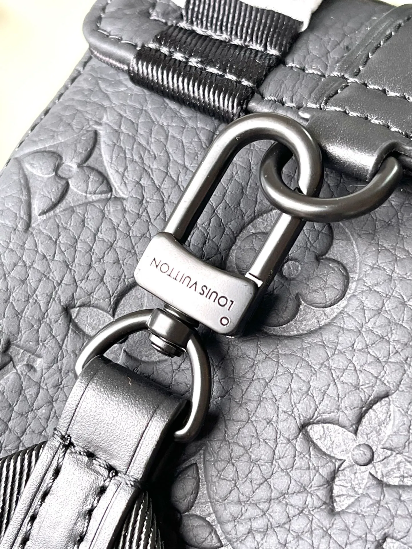 💰940 (first-grain leather) Top-quality original item M83164 This Nano Christopher backpack condenses the classic backpack configuration, making daily small items modern and portable. Soft and durable Tauriton leather is embossed with the iconic Monogram pattern, and exterior pockets and snap buttons complete the functional details. Dimensions: 14 × 19 × 6 cm