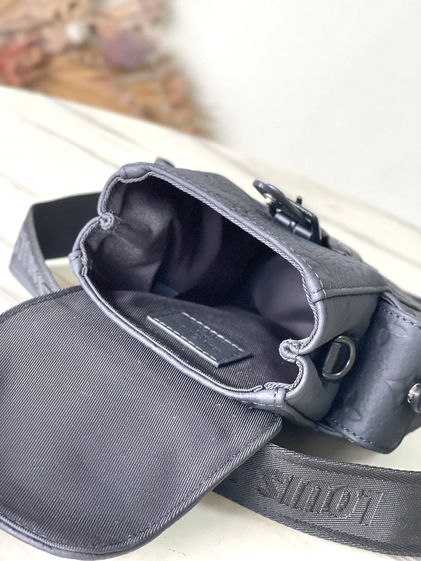 💰940 (first-grain leather) Top-quality original item M83164 This Nano Christopher backpack condenses the classic backpack configuration, making daily small items modern and portable. Soft and durable Tauriton leather is embossed with the iconic Monogram pattern, and exterior pockets and snap buttons complete the functional details. Dimensions: 14 × 19 × 6 cm