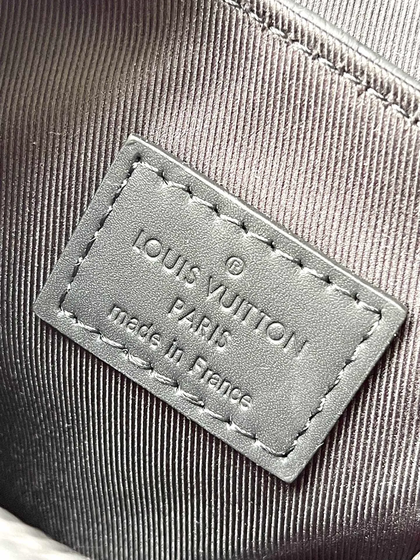 💰940 (first-grain leather) Top-quality original item M83164 This Nano Christopher backpack condenses the classic backpack configuration, making daily small items modern and portable. Soft and durable Tauriton leather is embossed with the iconic Monogram pattern, and exterior pockets and snap buttons complete the functional details. Dimensions: 14 × 19 × 6 cm