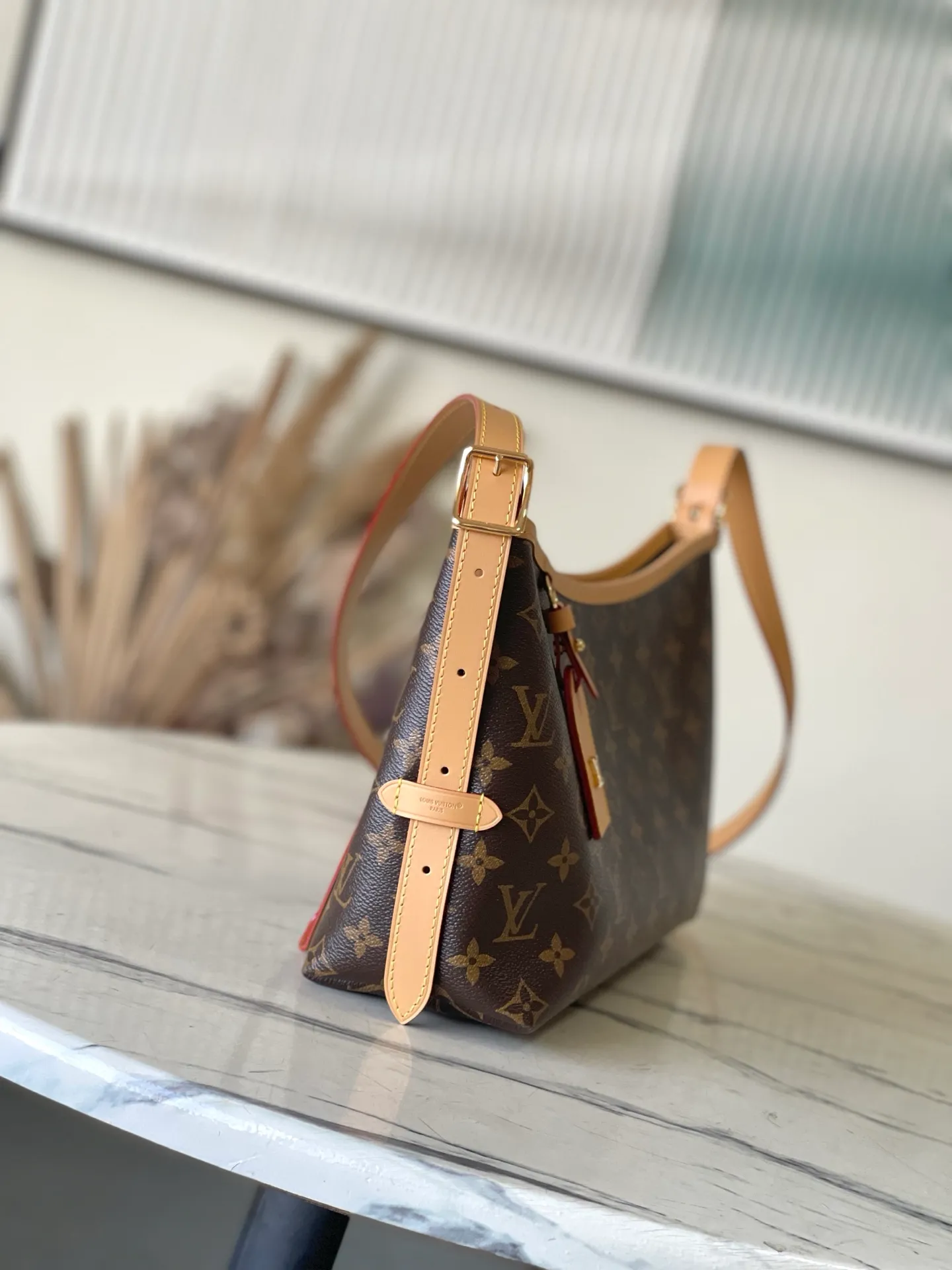💰840 Top original order M28101 CarryAll EastWest handbag is made of Monogram canvas and leather trim, making it a personal companion for urban life. The generous construction has a neat interior and a large interior pocket adds a functional element. Monogram canvas zippered clutch secured with leather strap. Dimensions: 20 x 10 x 33.5 cm (height x width x length)