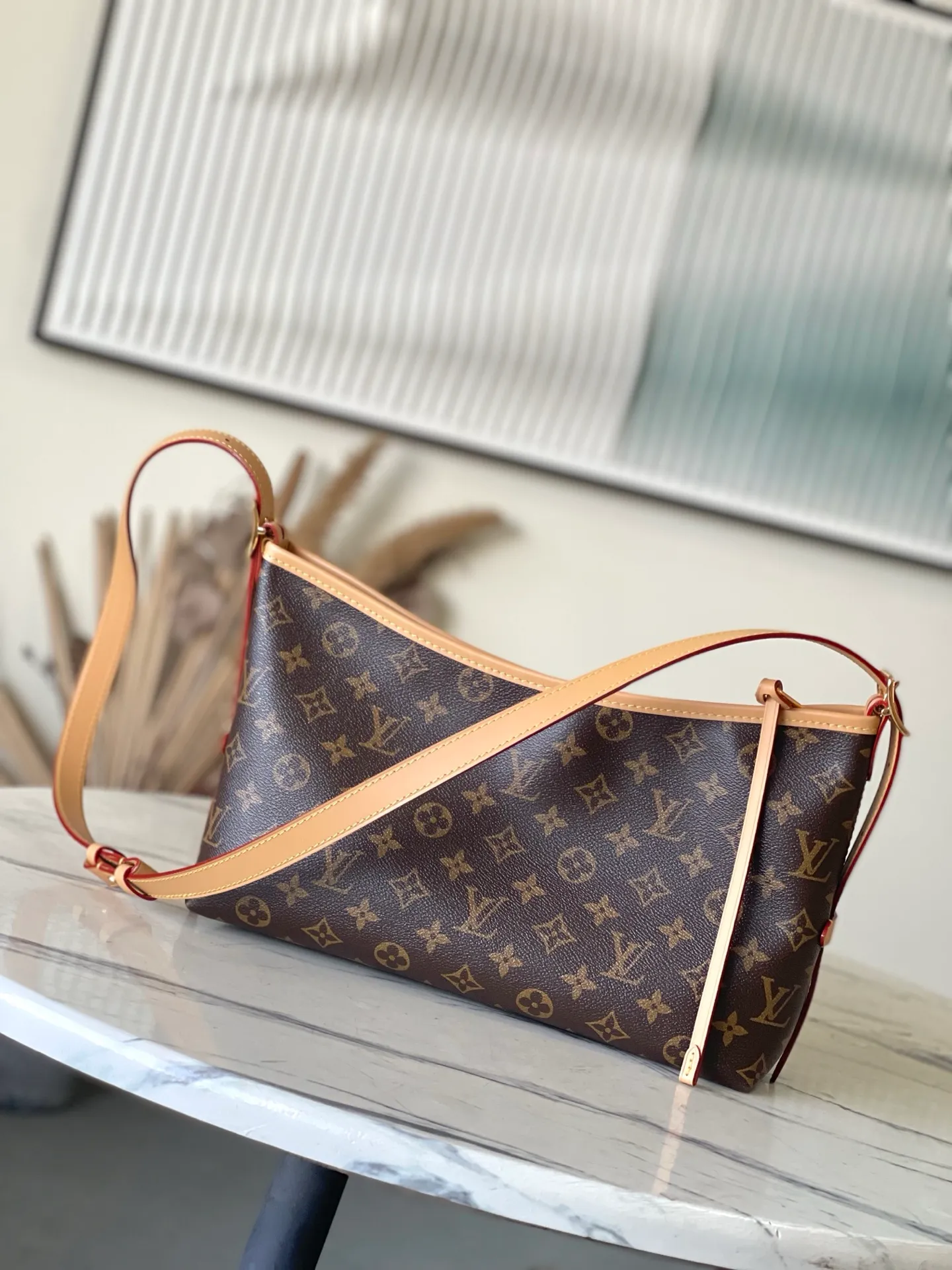 💰840 Top original order M28101 CarryAll EastWest handbag is made of Monogram canvas and leather trim, making it a personal companion for urban life. The generous construction has a neat interior and a large interior pocket adds a functional element. Monogram canvas zippered clutch secured with leather strap. Dimensions: 20 x 10 x 33.5 cm (height x width x length)
