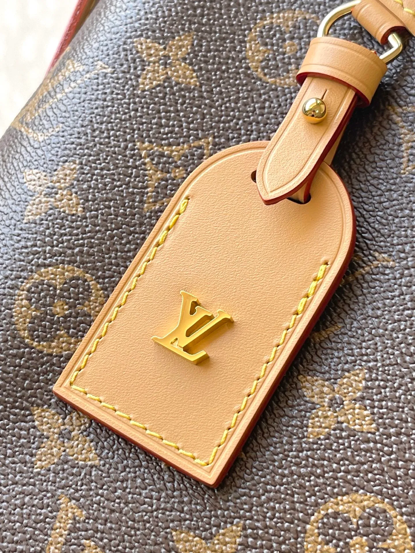 💰840 Top original order M28101 CarryAll EastWest handbag is made of Monogram canvas and leather trim, making it a personal companion for urban life. The generous construction has a neat interior and a large interior pocket adds a functional element. Monogram canvas zippered clutch secured with leather strap. Dimensions: 20 x 10 x 33.5 cm (height x width x length)