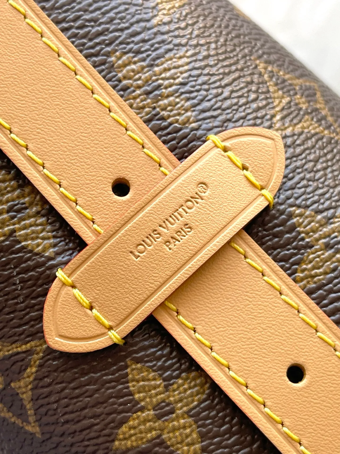 💰840 Top original order M28101 CarryAll EastWest handbag is made of Monogram canvas and leather trim, making it a personal companion for urban life. The generous construction has a neat interior and a large interior pocket adds a functional element. Monogram canvas zippered clutch secured with leather strap. Dimensions: 20 x 10 x 33.5 cm (height x width x length)