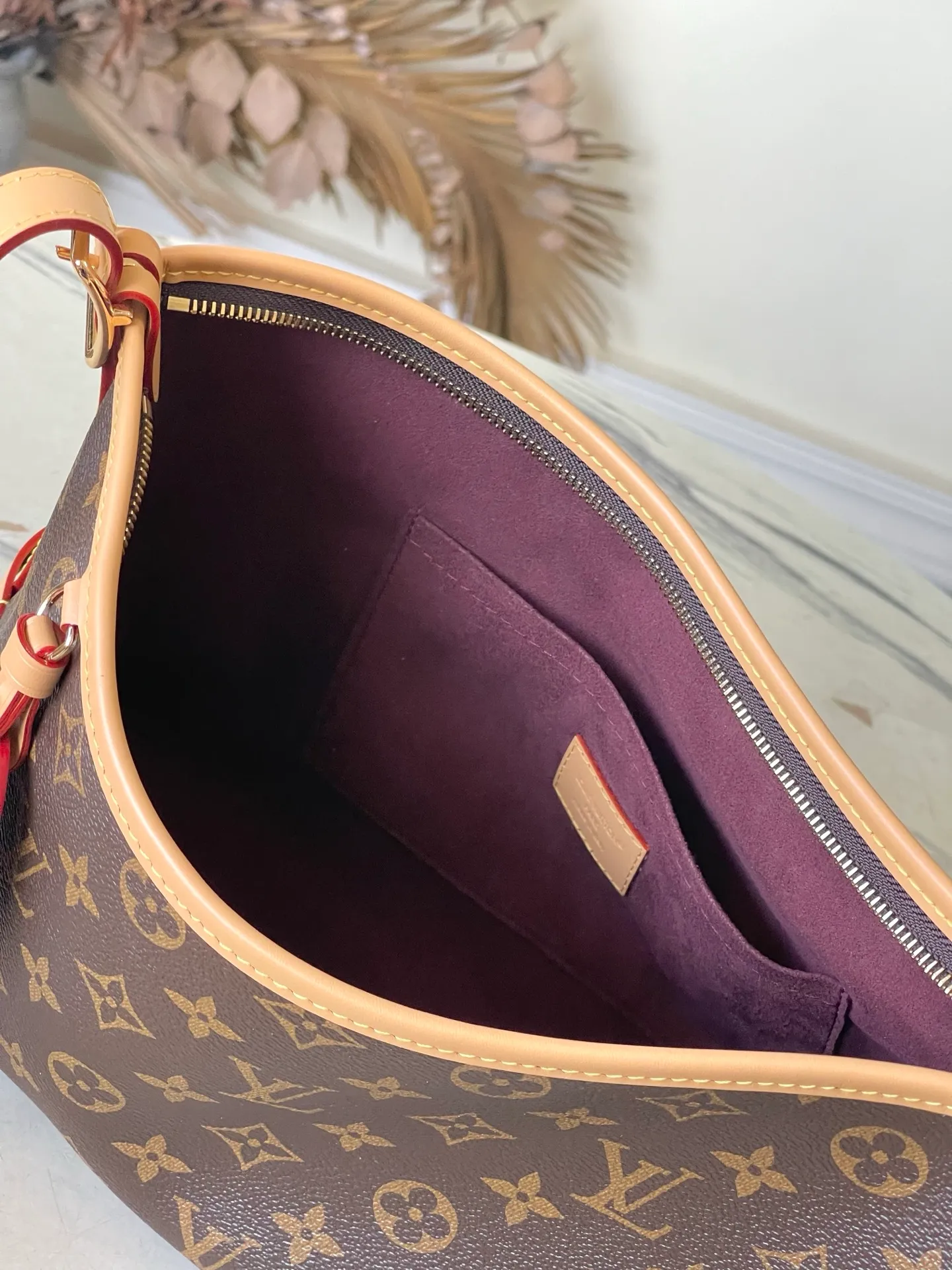 💰840 Top original order M28101 CarryAll EastWest handbag is made of Monogram canvas and leather trim, making it a personal companion for urban life. The generous construction has a neat interior and a large interior pocket adds a functional element. Monogram canvas zippered clutch secured with leather strap. Dimensions: 20 x 10 x 33.5 cm (height x width x length)