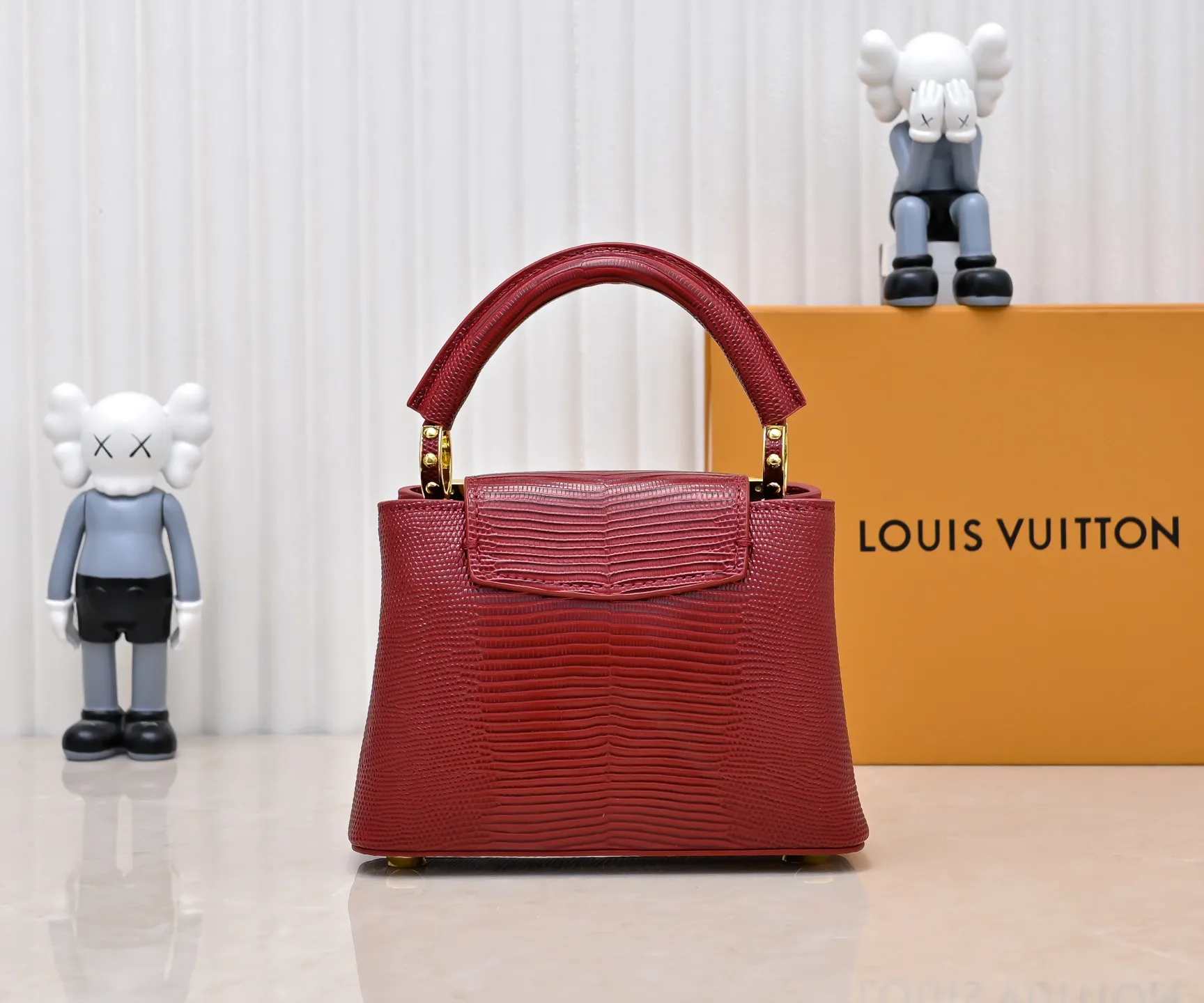 Top original P420 Guangzhou product M12296 maroon lizard leather with gold and diamond corolla🔺This Capucines mini handbag is wrapped in gorgeous lizard leather and lined with delicate sheepskin, embellished with dazzling metal parts. The flip cover reads LV letters inside, and a Monogram flower blooms when turned out. Its compact size makes it a dazzling choice for evening occasions. Detailed features 21 x 14 x 8 cm (length x height x width