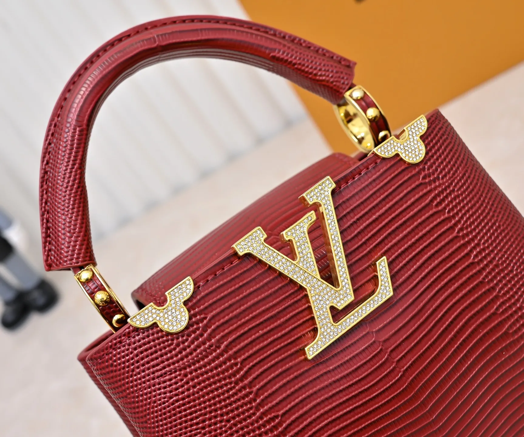 Top original P420 Guangzhou product M12296 maroon lizard leather with gold and diamond corolla🔺This Capucines mini handbag is wrapped in gorgeous lizard leather and lined with delicate sheepskin, embellished with dazzling metal parts. The flip cover reads LV letters inside, and a Monogram flower blooms when turned out. Its compact size makes it a dazzling choice for evening occasions. Detailed features 21 x 14 x 8 cm (length x height x width