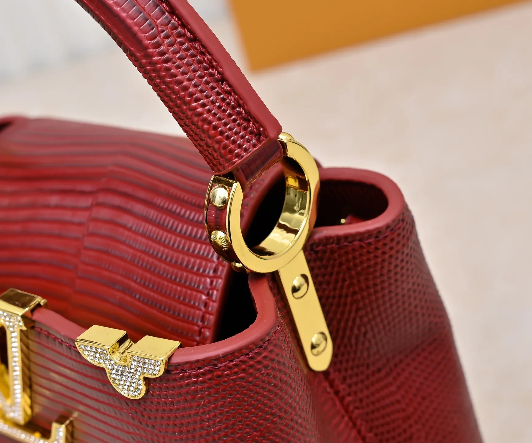 Top original P420 Guangzhou product M12296 maroon lizard leather with gold and diamond corolla🔺This Capucines mini handbag is wrapped in gorgeous lizard leather and lined with delicate sheepskin, embellished with dazzling metal parts. The flip cover reads LV letters inside, and a Monogram flower blooms when turned out. Its compact size makes it a dazzling choice for evening occasions. Detailed features 21 x 14 x 8 cm (length x height x width