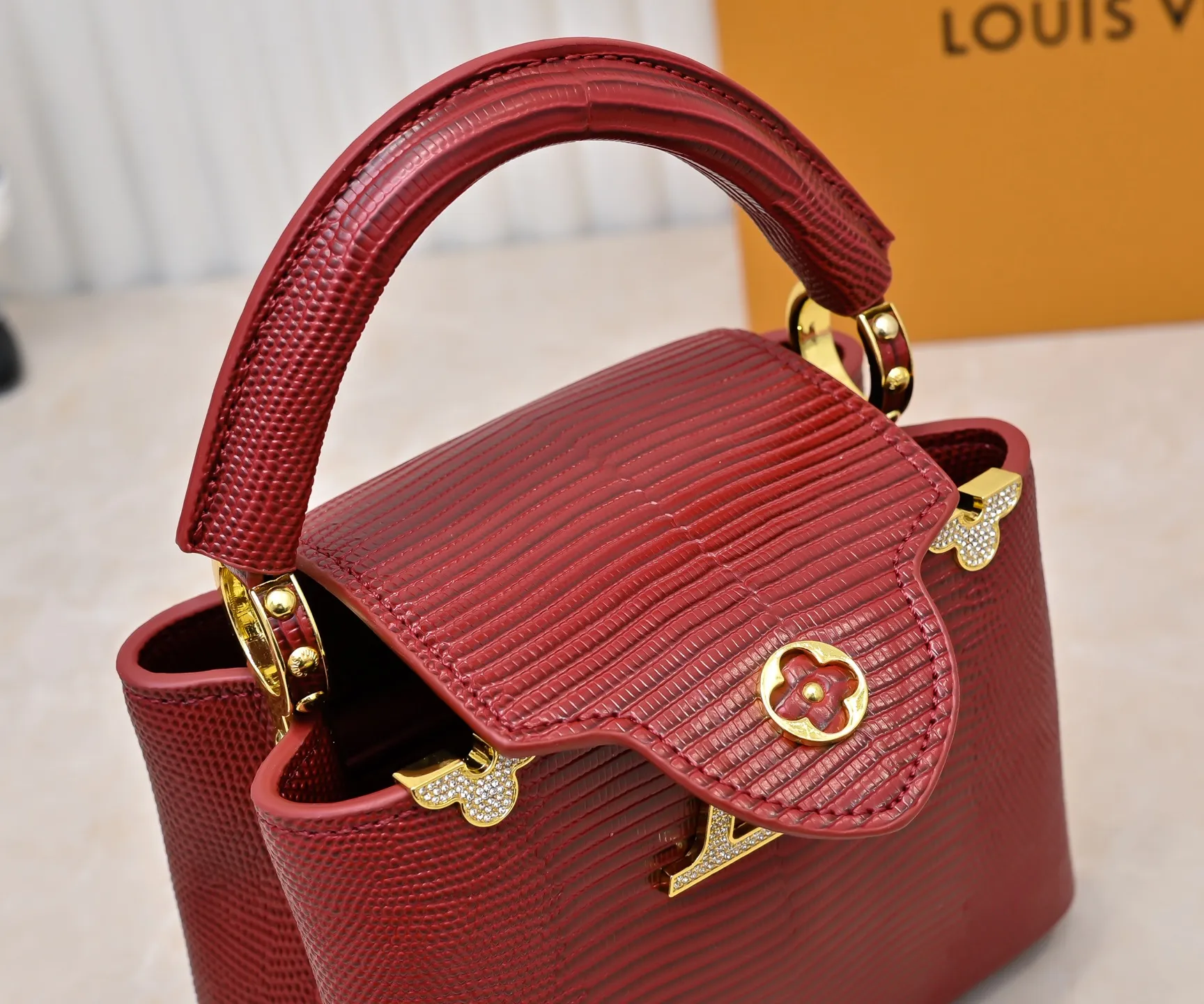Top original P420 Guangzhou product M12296 maroon lizard leather with gold and diamond corolla🔺This Capucines mini handbag is wrapped in gorgeous lizard leather and lined with delicate sheepskin, embellished with dazzling metal parts. The flip cover reads LV letters inside, and a Monogram flower blooms when turned out. Its compact size makes it a dazzling choice for evening occasions. Detailed features 21 x 14 x 8 cm (length x height x width
