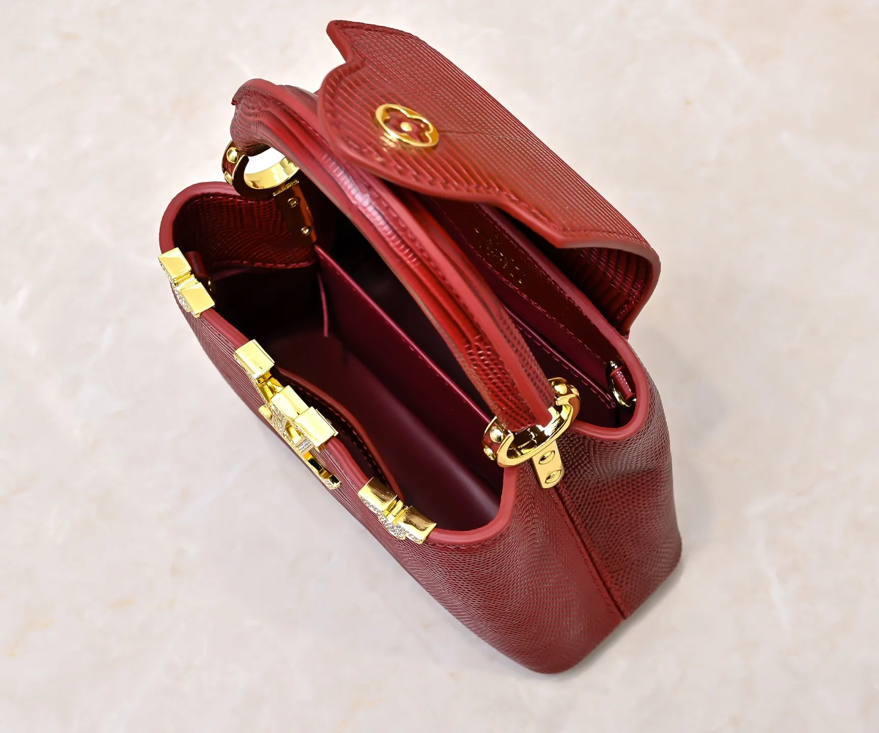 Top original P420 Guangzhou product M12296 maroon lizard leather with gold and diamond corolla🔺This Capucines mini handbag is wrapped in gorgeous lizard leather and lined with delicate sheepskin, embellished with dazzling metal parts. The flip cover reads LV letters inside, and a Monogram flower blooms when turned out. Its compact size makes it a dazzling choice for evening occasions. Detailed features 21 x 14 x 8 cm (length x height x width