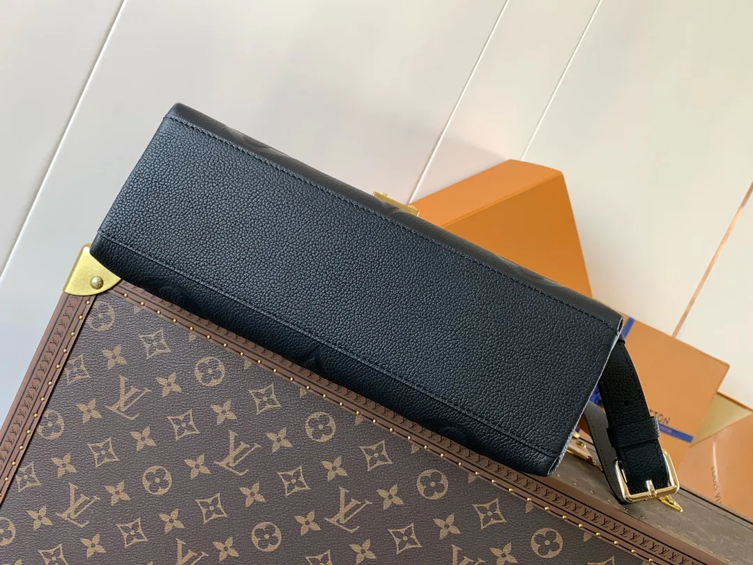 💰1060 (top layer leather) top original order, transcoding chip M45976 embossed black large size M46041 large gray silk screen M45979 black silk screen Louis Vuitton's new Madeleine medium handbag is made of Monogram Empreinte embossed leather, with a top handle, suitable for business or leisure occasions. The leather key pouch and S-lock clasp reflect the brand's travel heritage, while the detachable and adjustable shoulder strap allows for a variety of carrying options. Dimensions: 30.0 x 19.5 x 11.0 cm (length x height x width)