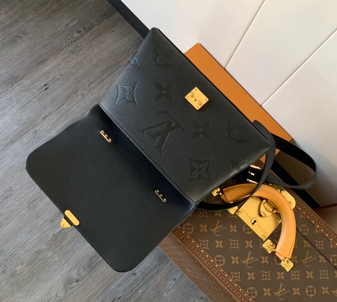 💰1060 (top layer leather) top original order, transcoding chip M45976 embossed black large size M46041 large gray silk screen M45979 black silk screen Louis Vuitton's new Madeleine medium handbag is made of Monogram Empreinte embossed leather, with a top handle, suitable for business or leisure occasions. The leather key pouch and S-lock clasp reflect the brand's travel heritage, while the detachable and adjustable shoulder strap allows for a variety of carrying options. Dimensions: 30.0 x 19.5 x 11.0 cm (length x height x width)