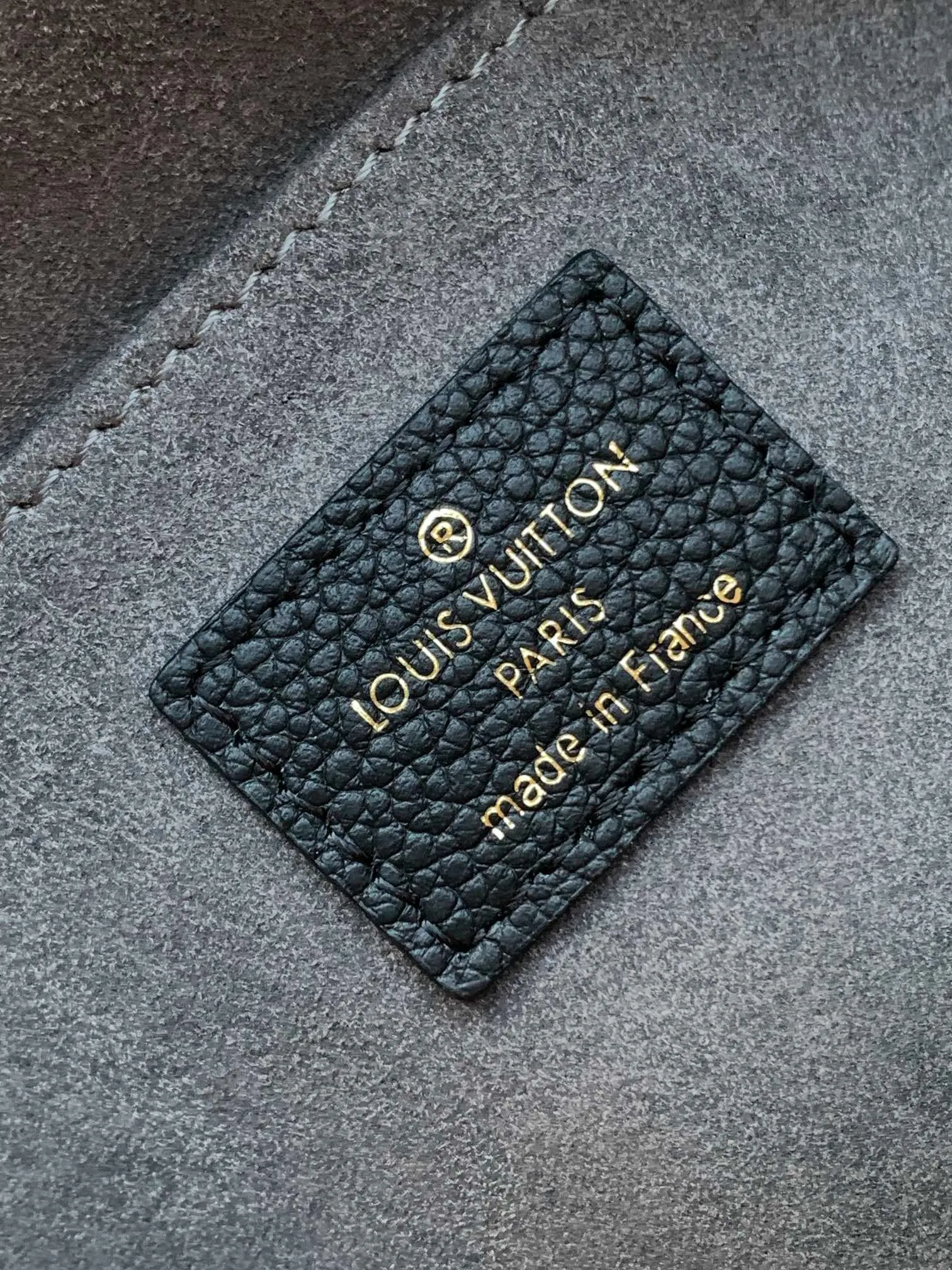💰1060 (top layer leather) top original order, transcoding chip M45976 embossed black large size M46041 large gray silk screen M45979 black silk screen Louis Vuitton's new Madeleine medium handbag is made of Monogram Empreinte embossed leather, with a top handle, suitable for business or leisure occasions. The leather key pouch and S-lock clasp reflect the brand's travel heritage, while the detachable and adjustable shoulder strap allows for a variety of carrying options. Dimensions: 30.0 x 19.5 x 11.0 cm (length x height x width)