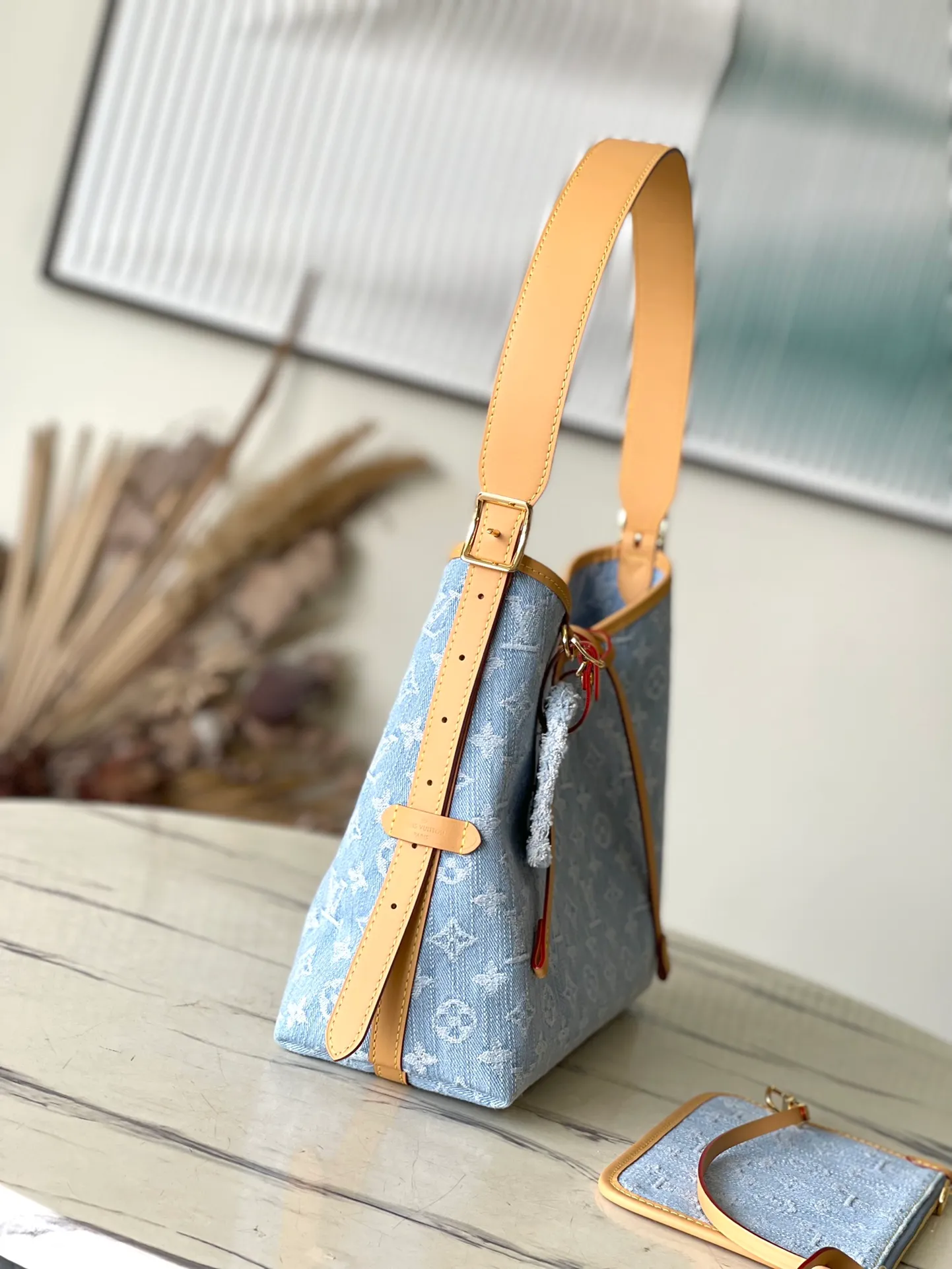 💰1040 Top original order M11462 This small carryall handbag comes from the LV By The Pool series. It is made of Monogram Denim cotton to show the elegance of the sand-washed Monogram pattern. The inner bag and detachable clutch bag are rich in design, and the adjustable shoulder strap allows you to carry it by hand, shoulder or cross-body. Dimensions: 29 × 24 × 12 cm
