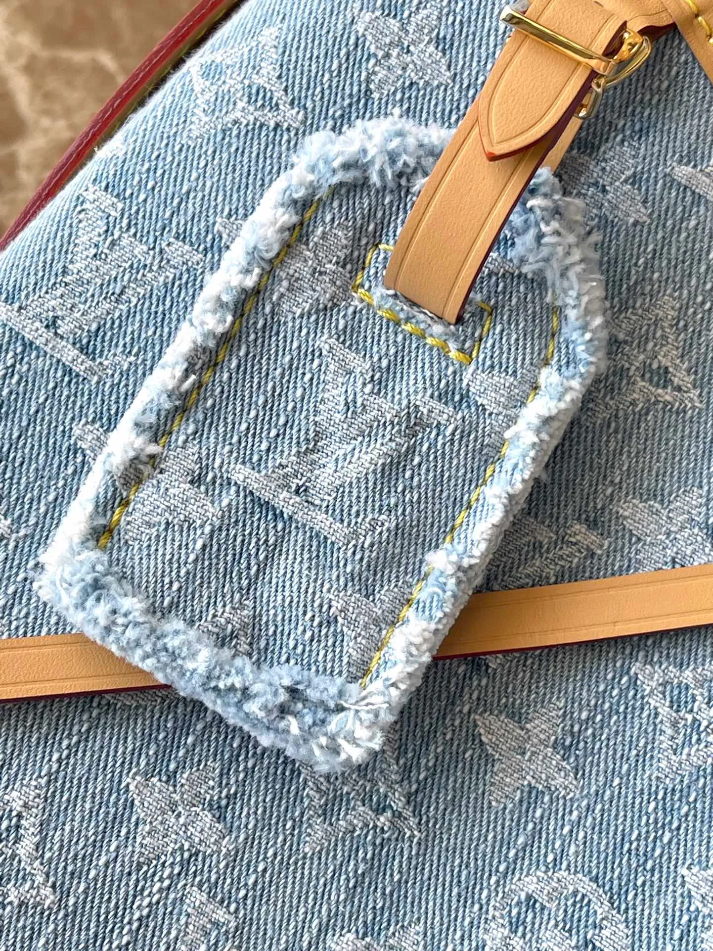 💰1040 Top original order M11462 This small carryall handbag comes from the LV By The Pool series. It is made of Monogram Denim cotton to show the elegance of the sand-washed Monogram pattern. The inner bag and detachable clutch bag are rich in design, and the adjustable shoulder strap allows you to carry it by hand, shoulder or cross-body. Dimensions: 29 × 24 × 12 cm