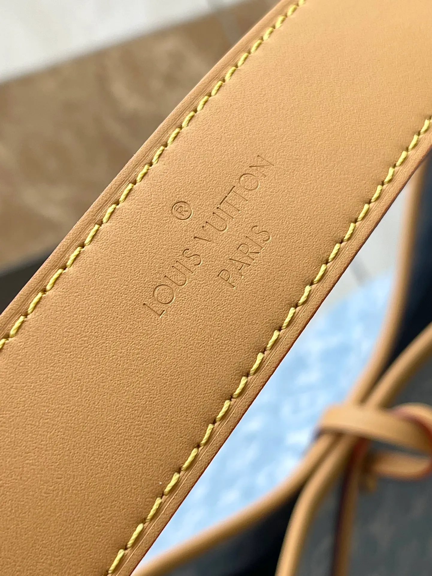 💰1040 Top original order M11462 This small carryall handbag comes from the LV By The Pool series. It is made of Monogram Denim cotton to show the elegance of the sand-washed Monogram pattern. The inner bag and detachable clutch bag are rich in design, and the adjustable shoulder strap allows you to carry it by hand, shoulder or cross-body. Dimensions: 29 × 24 × 12 cm