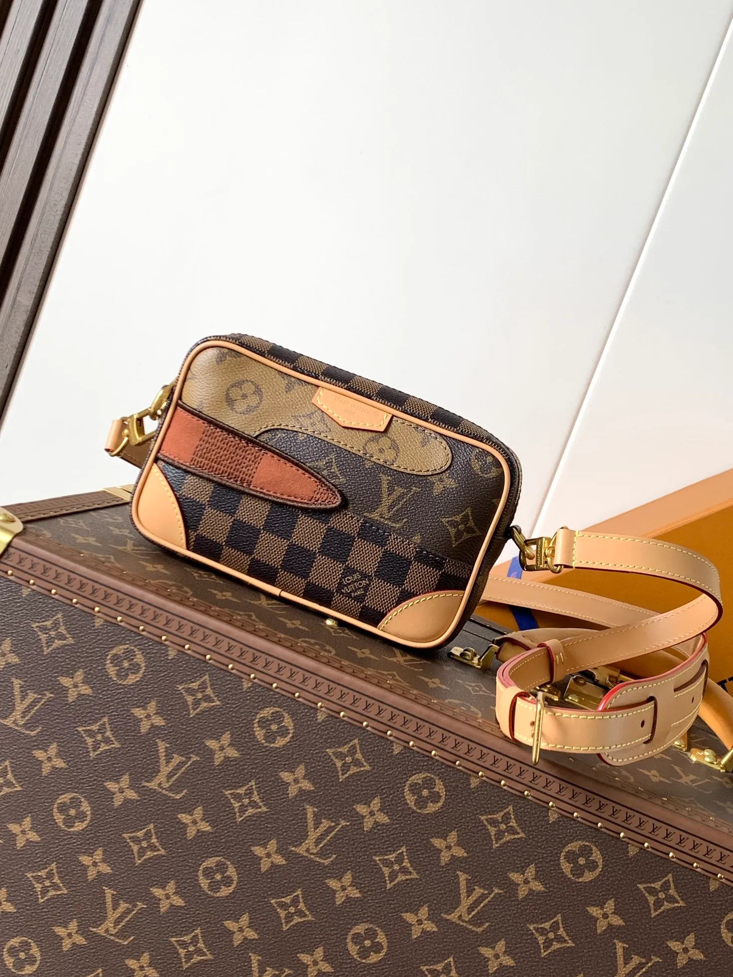 💰1060 Top original order M26020 Top original order Transcoding chip 163C This Trocadéro mini handbag is made of coated canvas, with Monogram and Damier patterns lighting up the collage design. Reinforced leather corners establish recognition, continuing the brand's inspiration for cross-body bags created in the 1980s, and the detachable and adjustable shoulder strap allows for a variety of carrying methods.  Dimensions: 13 x 6.5 x 20 cm (height x width x length)