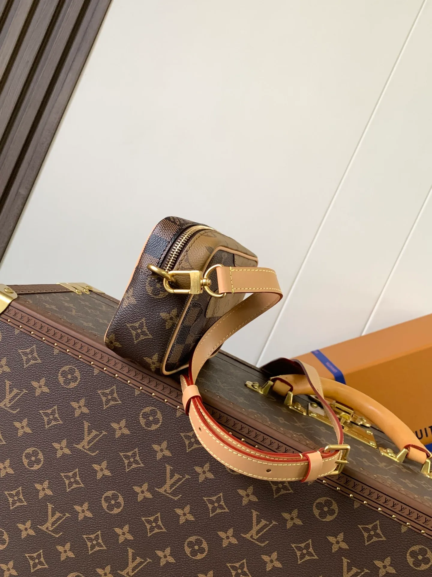 💰1060 Top original order M26020 Top original order Transcoding chip 163C This Trocadéro mini handbag is made of coated canvas, with Monogram and Damier patterns lighting up the collage design. Reinforced leather corners establish recognition, continuing the brand's inspiration for cross-body bags created in the 1980s, and the detachable and adjustable shoulder strap allows for a variety of carrying methods.  Dimensions: 13 x 6.5 x 20 cm (height x width x length)