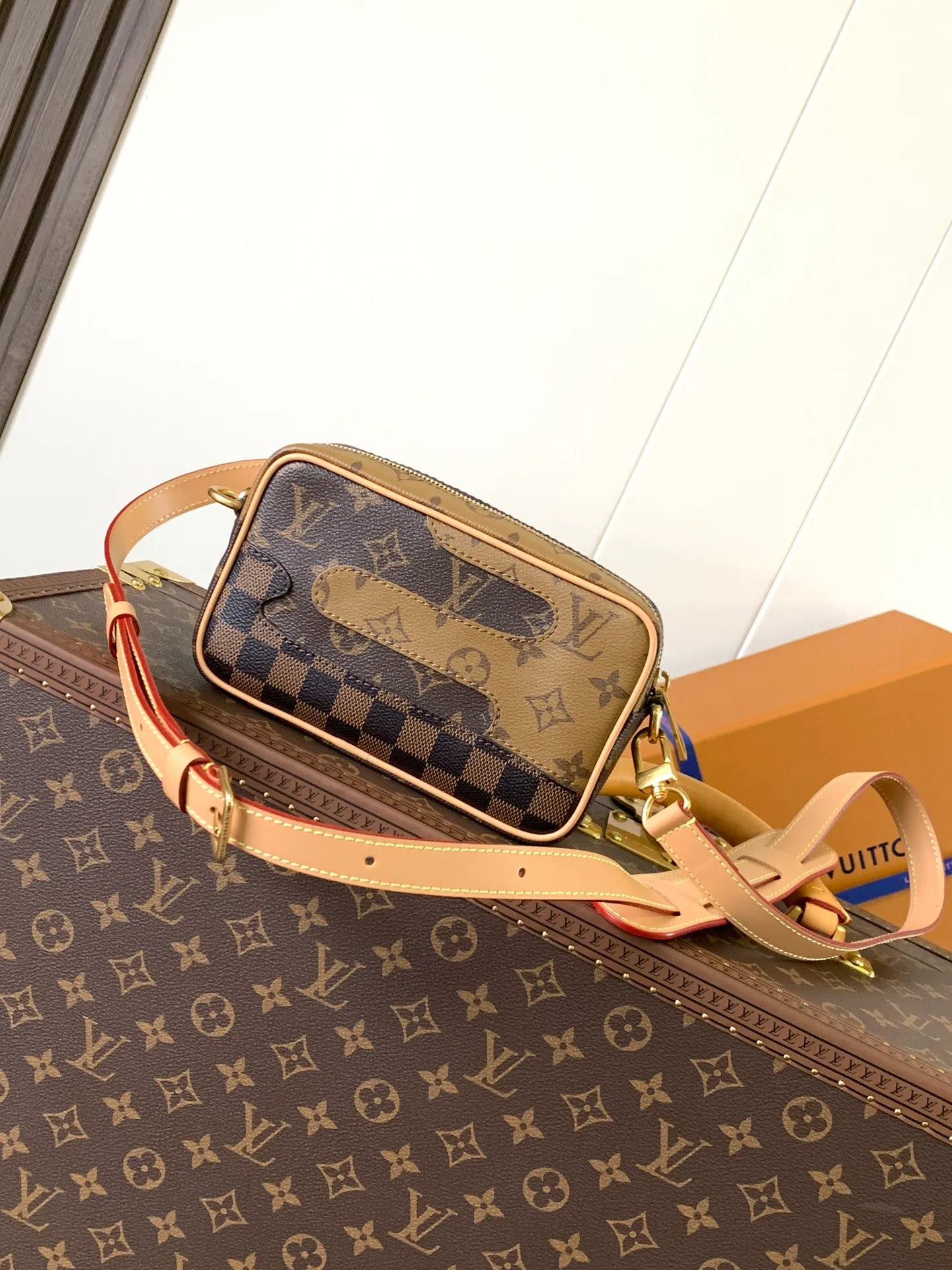 💰1060 Top original order M26020 Top original order Transcoding chip 163C This Trocadéro mini handbag is made of coated canvas, with Monogram and Damier patterns lighting up the collage design. Reinforced leather corners establish recognition, continuing the brand's inspiration for cross-body bags created in the 1980s, and the detachable and adjustable shoulder strap allows for a variety of carrying methods.  Dimensions: 13 x 6.5 x 20 cm (height x width x length)