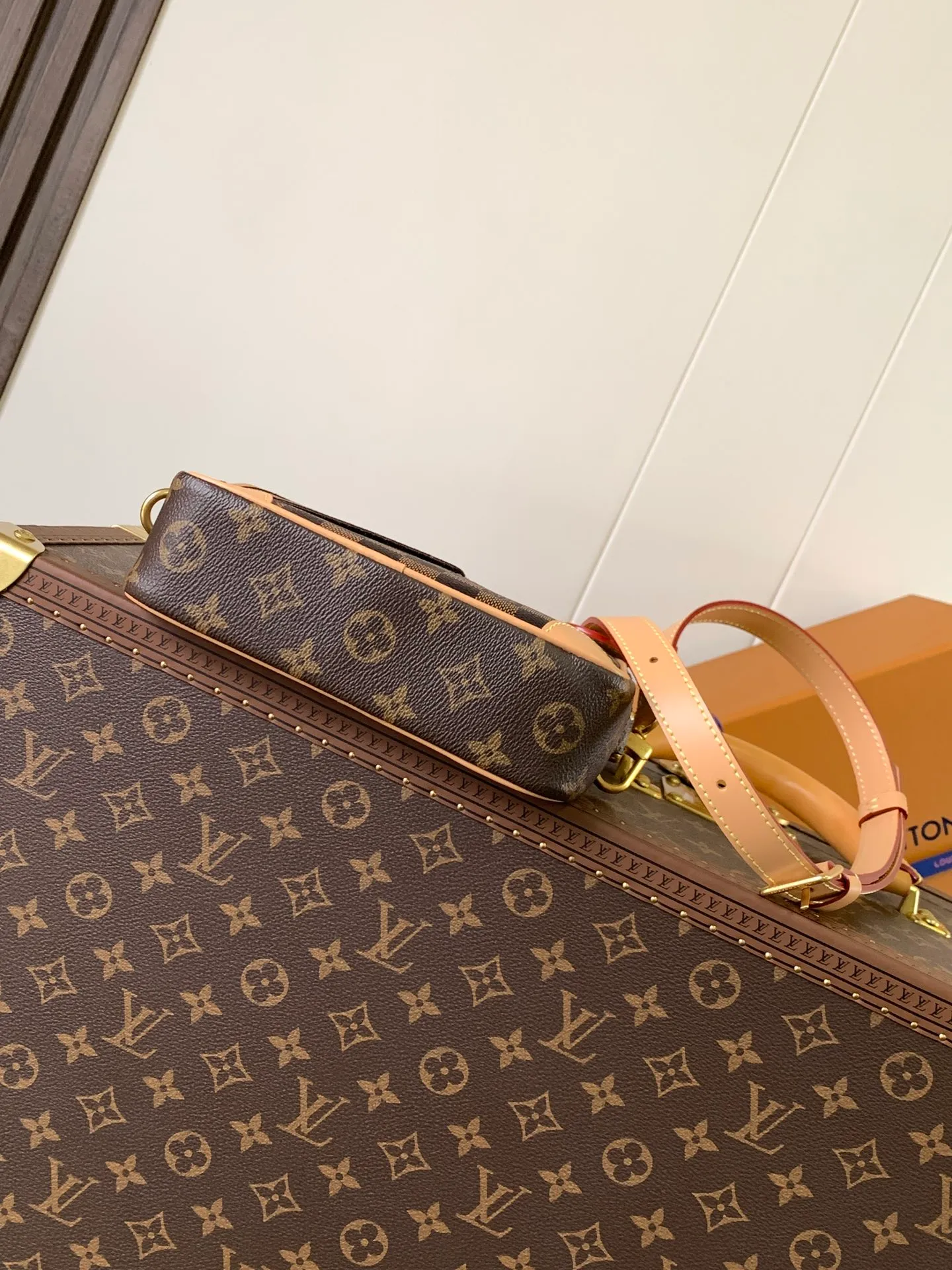 💰1060 Top original order M26020 Top original order Transcoding chip 163C This Trocadéro mini handbag is made of coated canvas, with Monogram and Damier patterns lighting up the collage design. Reinforced leather corners establish recognition, continuing the brand's inspiration for cross-body bags created in the 1980s, and the detachable and adjustable shoulder strap allows for a variety of carrying methods.  Dimensions: 13 x 6.5 x 20 cm (height x width x length)