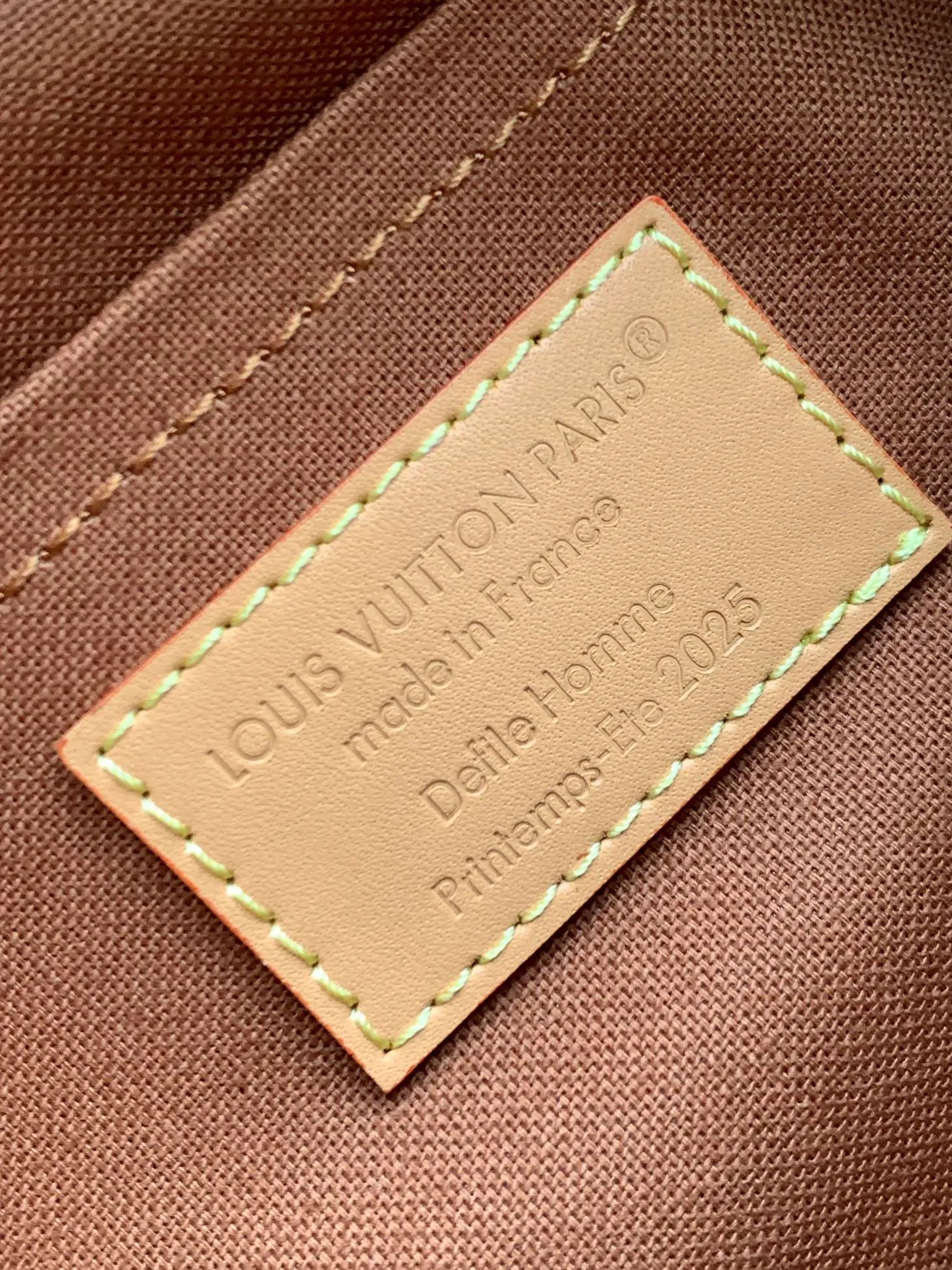💰1060 Top original order M26020 Top original order Transcoding chip 163C This Trocadéro mini handbag is made of coated canvas, with Monogram and Damier patterns lighting up the collage design. Reinforced leather corners establish recognition, continuing the brand's inspiration for cross-body bags created in the 1980s, and the detachable and adjustable shoulder strap allows for a variety of carrying methods.  Dimensions: 13 x 6.5 x 20 cm (height x width x length)