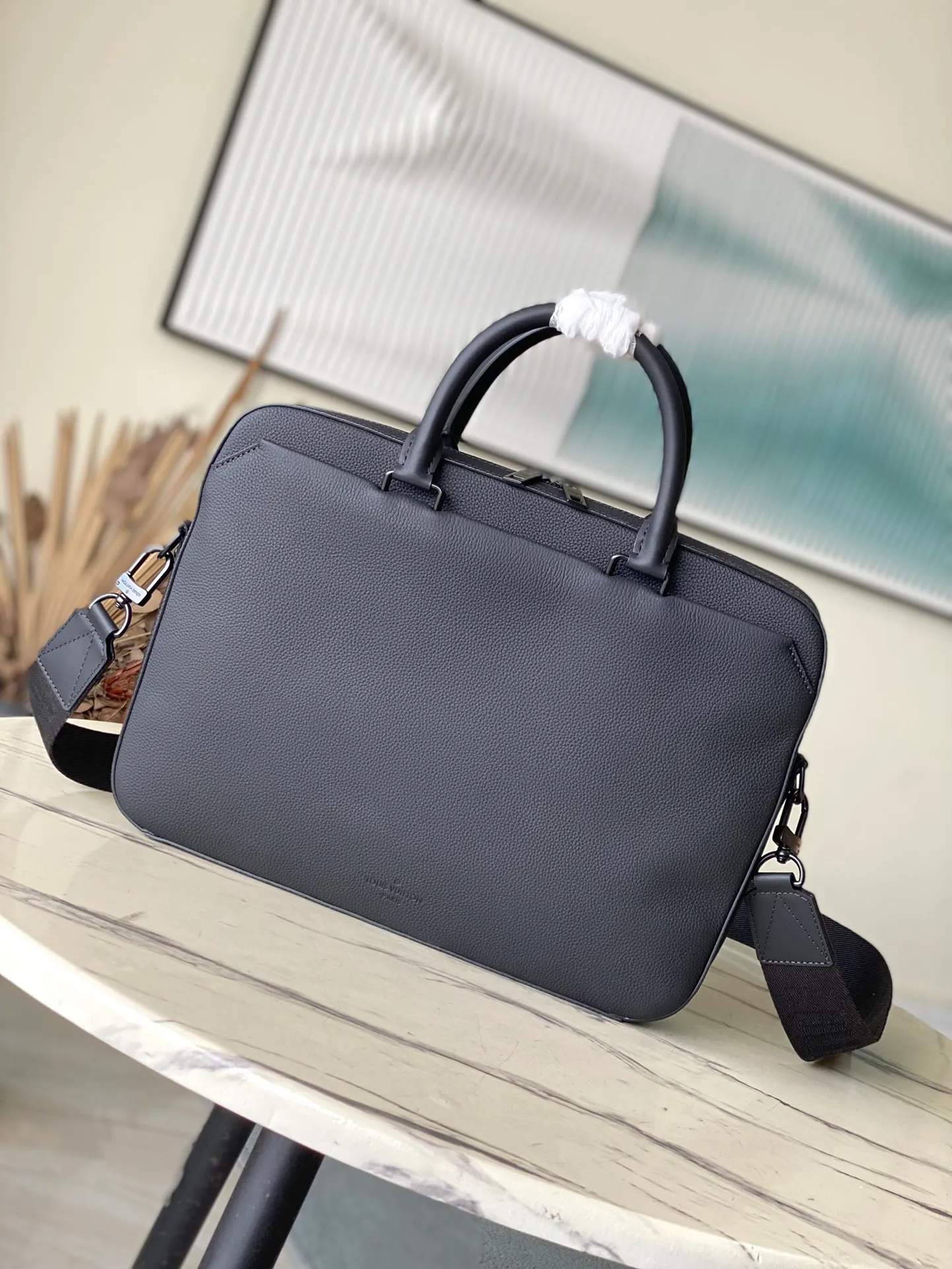 💰1140 (top layer leather) top original order M23778 This Pot cow leather briefcase combines modern design and practical functions. The inner pockets and compartments include buckle closures for easy access to your belongings. The bevelled design of the front pocket and the V letter of the same color reveal the style of the LVAerogram series.