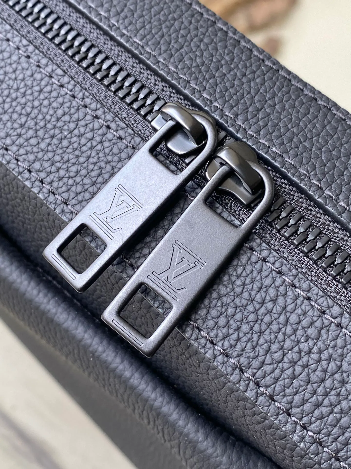 💰1140 (top layer leather) top original order M23778 This Pot cow leather briefcase combines modern design and practical functions. The inner pockets and compartments include buckle closures for easy access to your belongings. The bevelled design of the front pocket and the V letter of the same color reveal the style of the LVAerogram series.