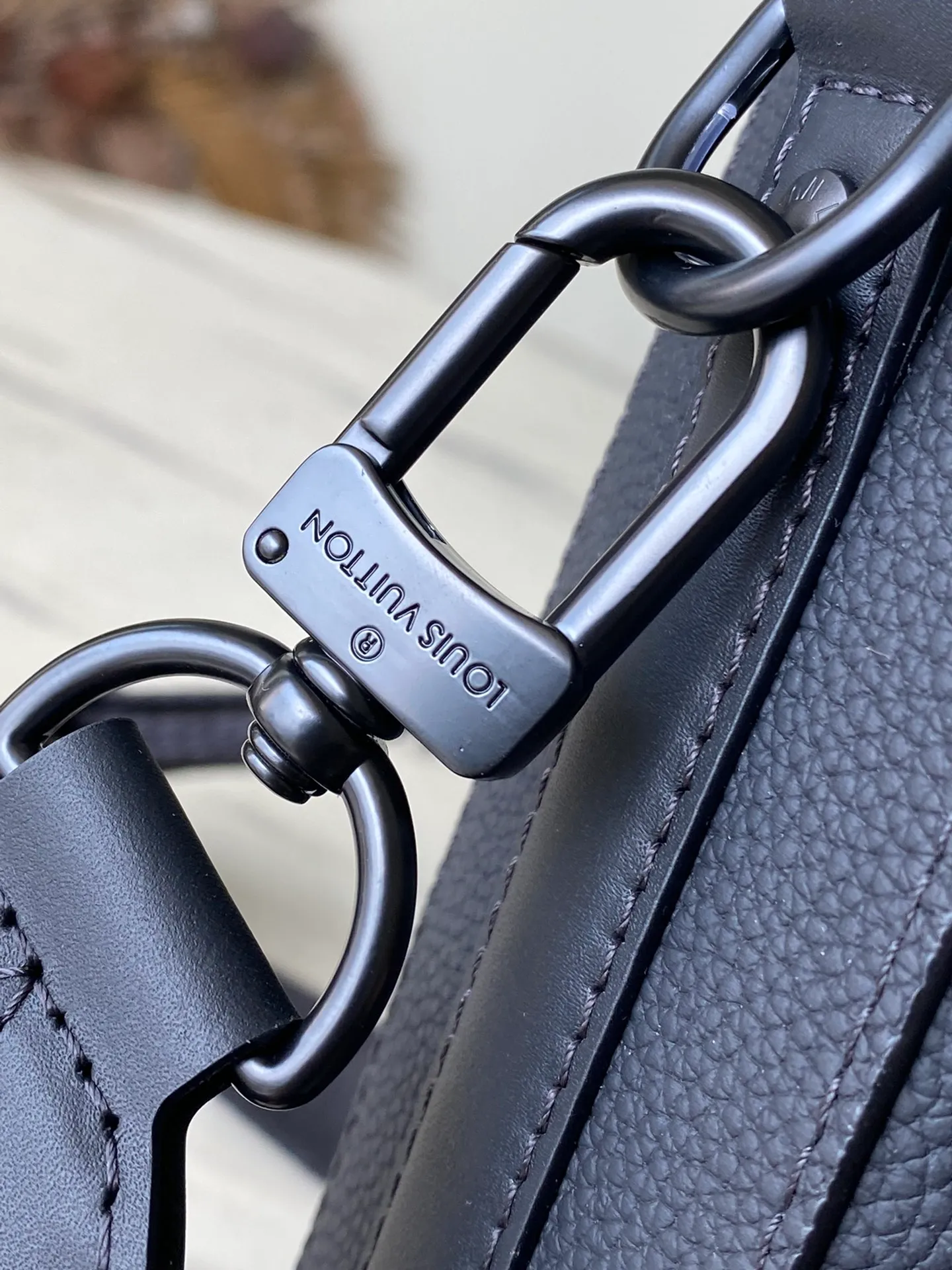 💰1140 (top layer leather) top original order M23778 This Pot cow leather briefcase combines modern design and practical functions. The inner pockets and compartments include buckle closures for easy access to your belongings. The bevelled design of the front pocket and the V letter of the same color reveal the style of the LVAerogram series.