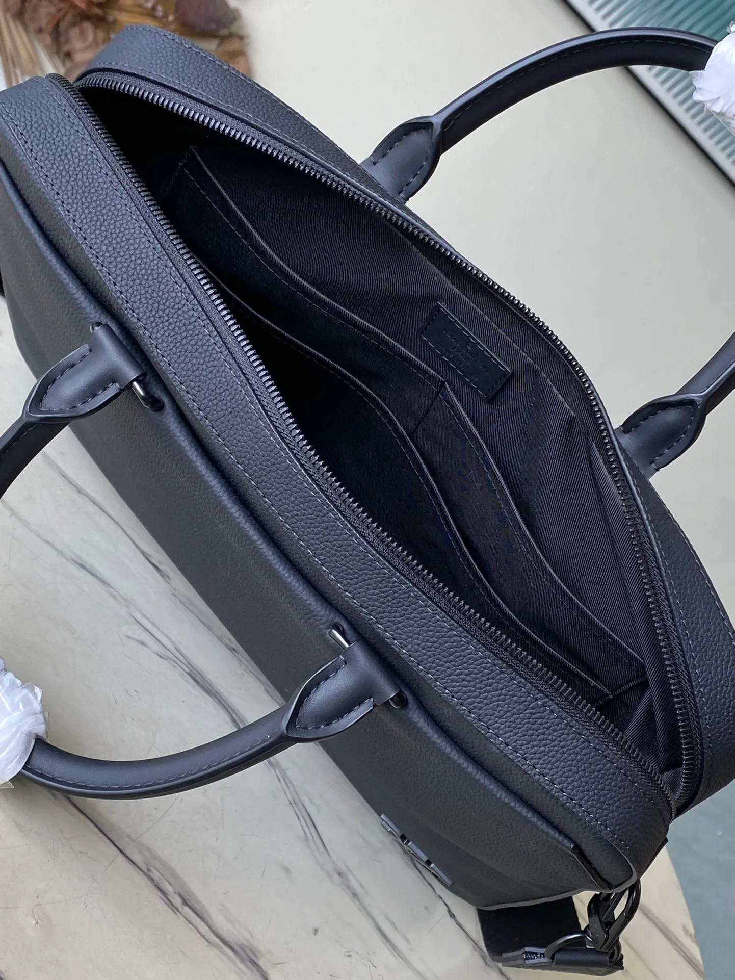 💰1140 (top layer leather) top original order M23778 This Pot cow leather briefcase combines modern design and practical functions. The inner pockets and compartments include buckle closures for easy access to your belongings. The bevelled design of the front pocket and the V letter of the same color reveal the style of the LVAerogram series.